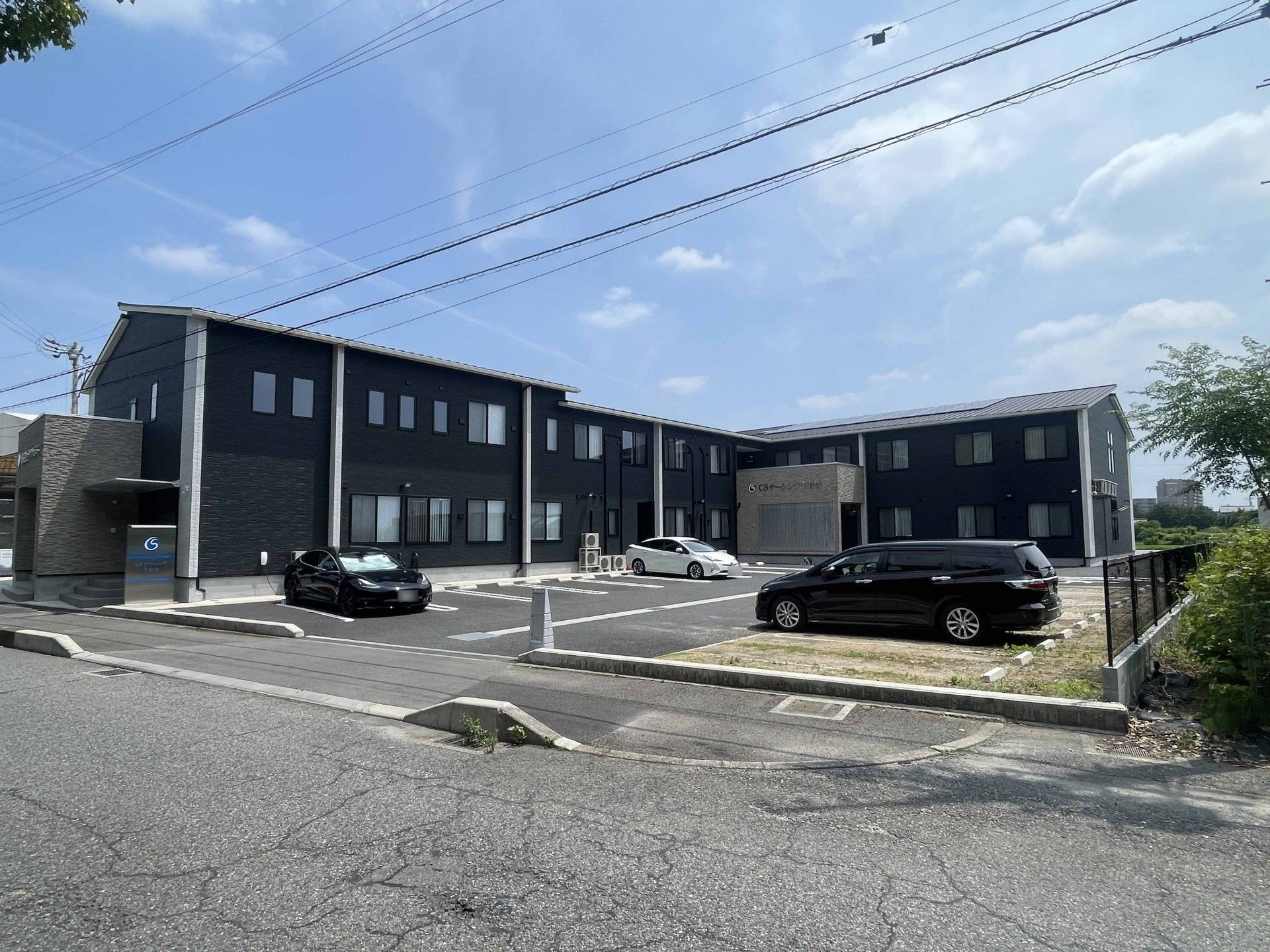 駐車場のある建物外観
