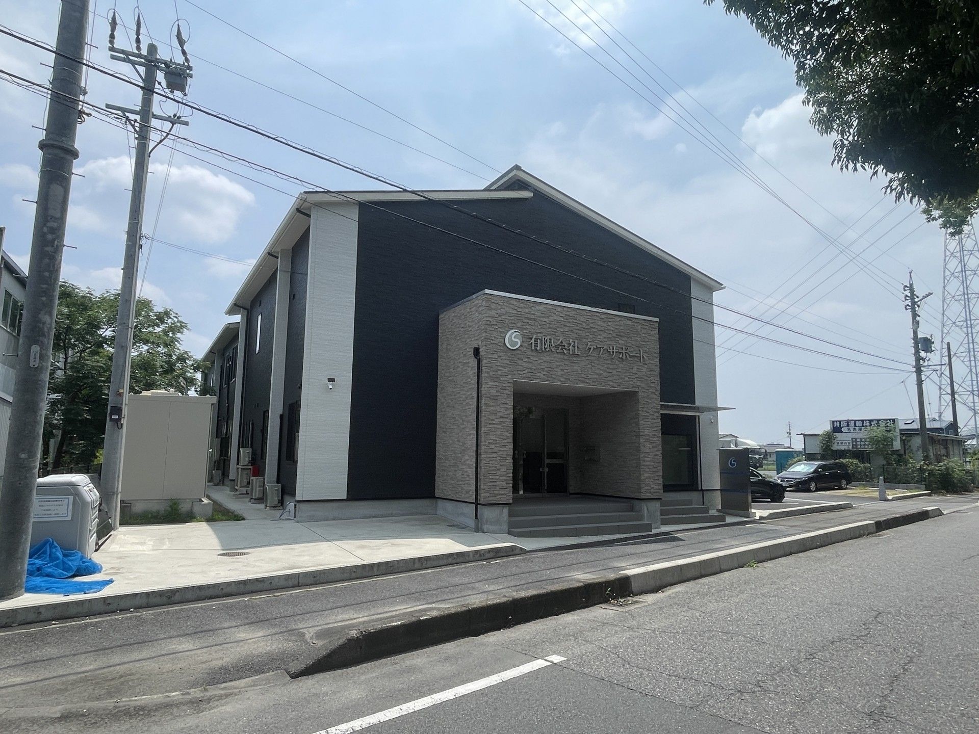 落ち着いた外観の建物