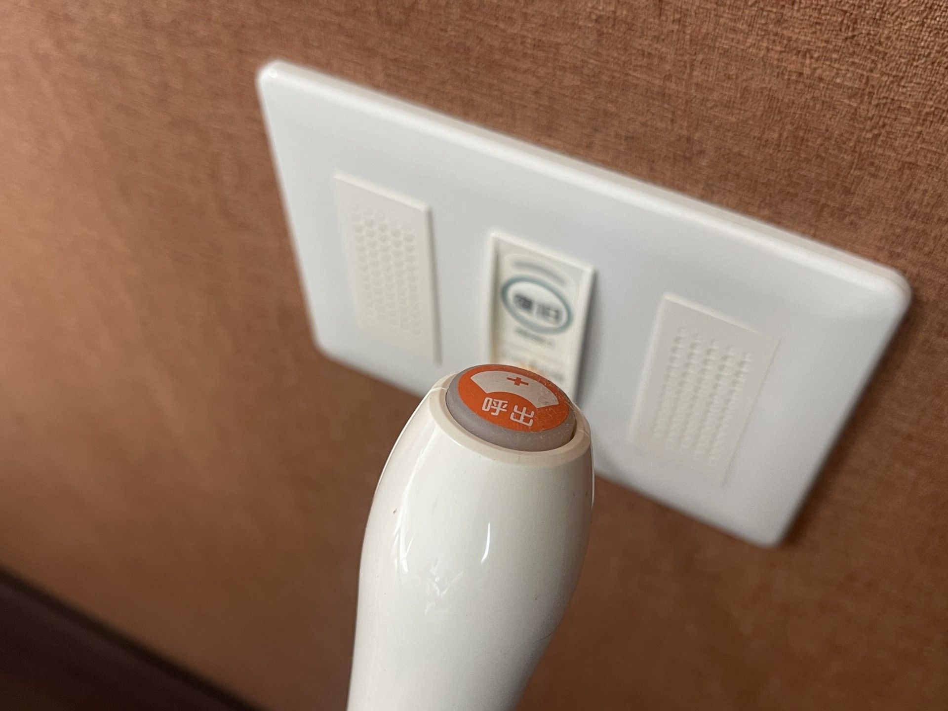 呼び出しボタンの壁面