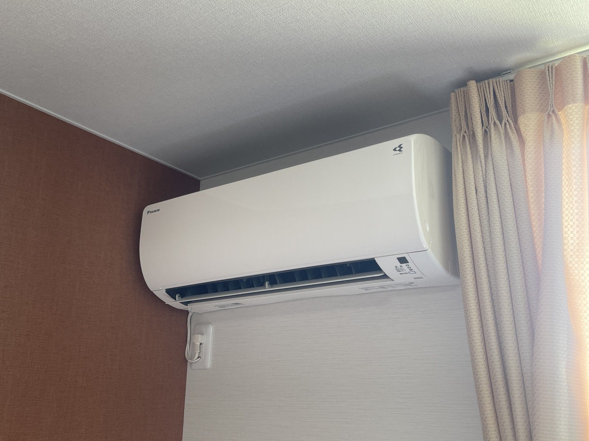 エアコンとカーテンの壁面
