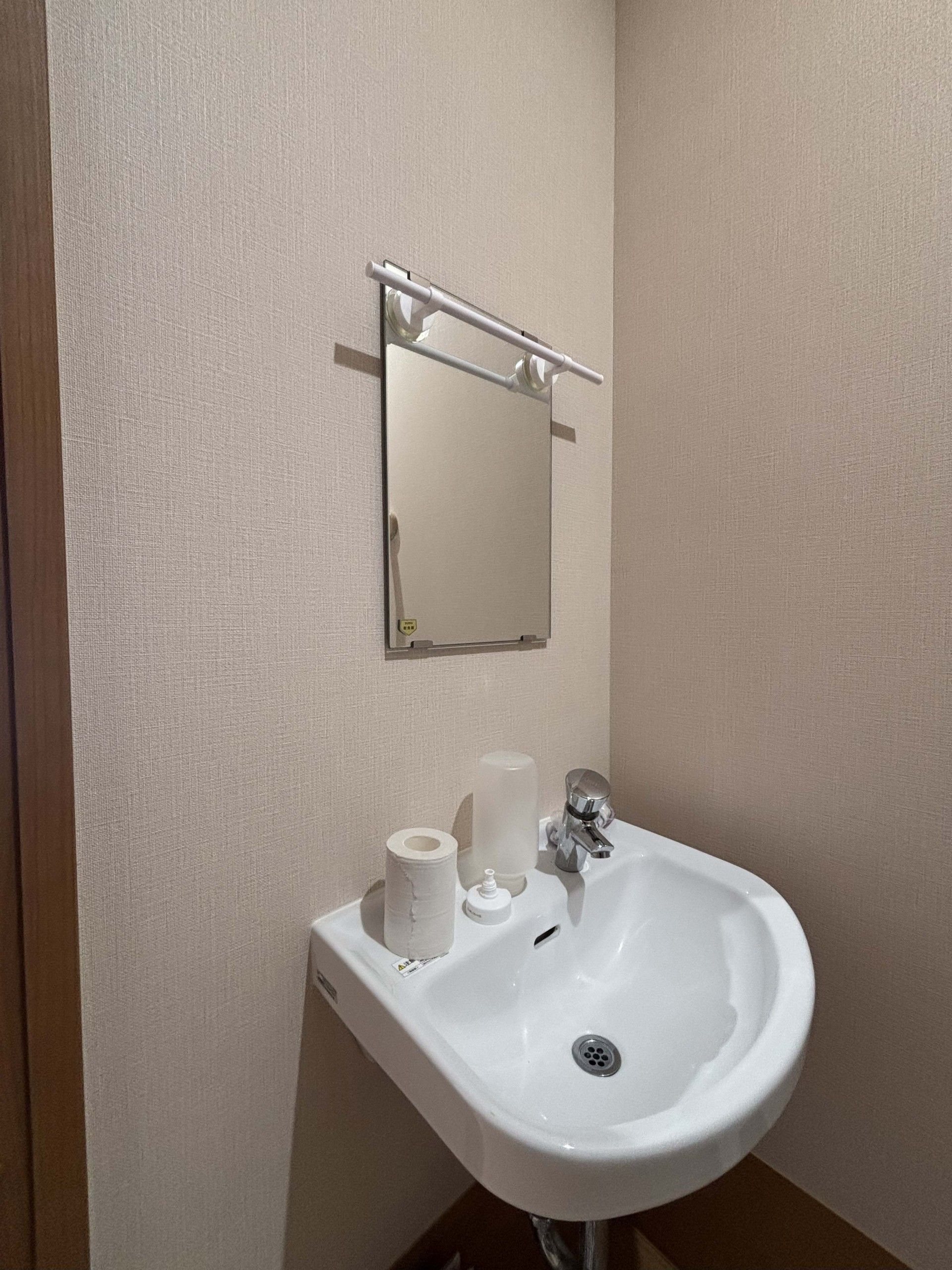 洗面台と鏡のある空間