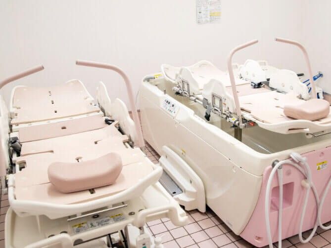 寝たまま入れる浴槽と入浴用ストレッチャー