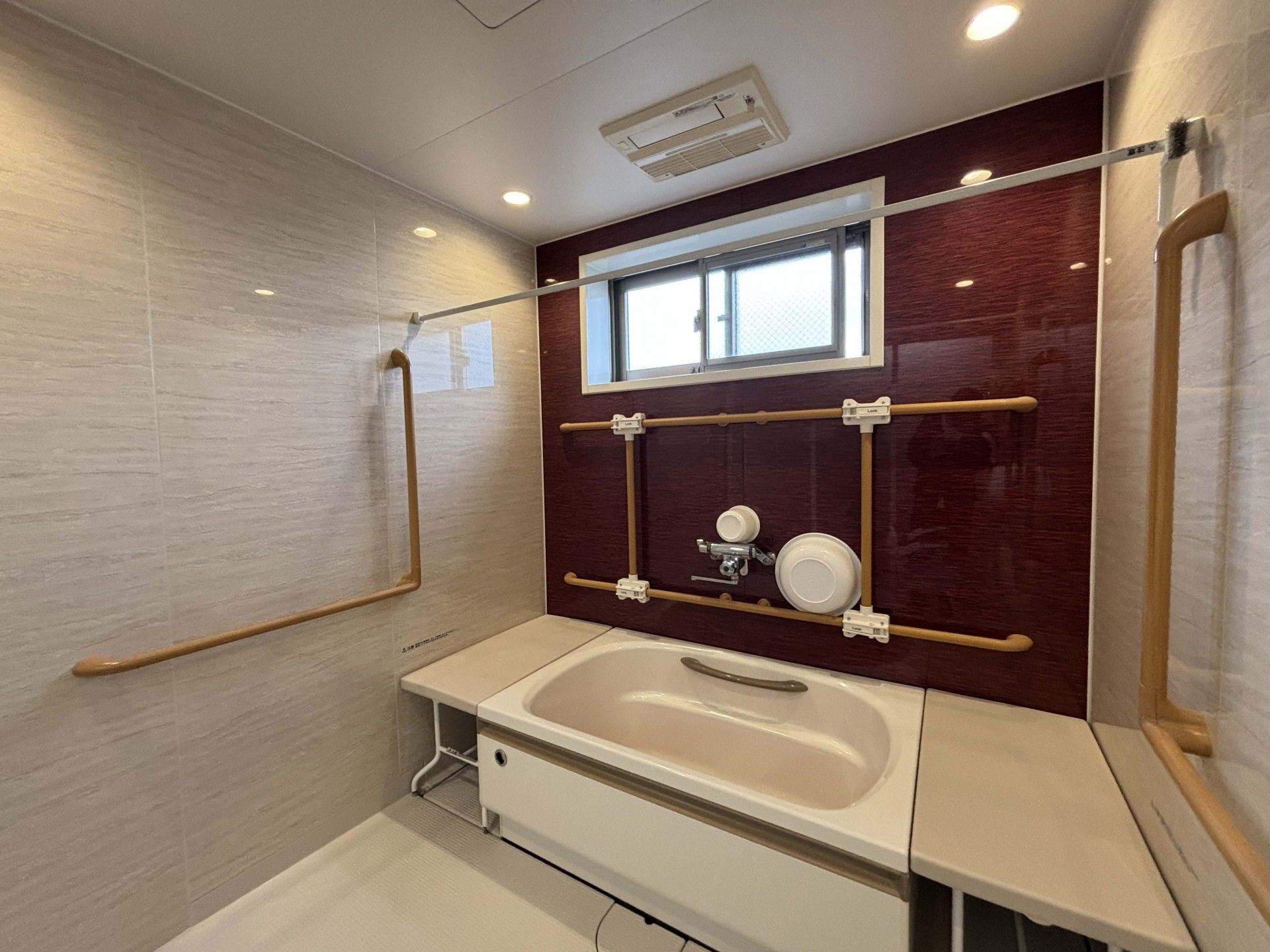 手すり付きの浴室