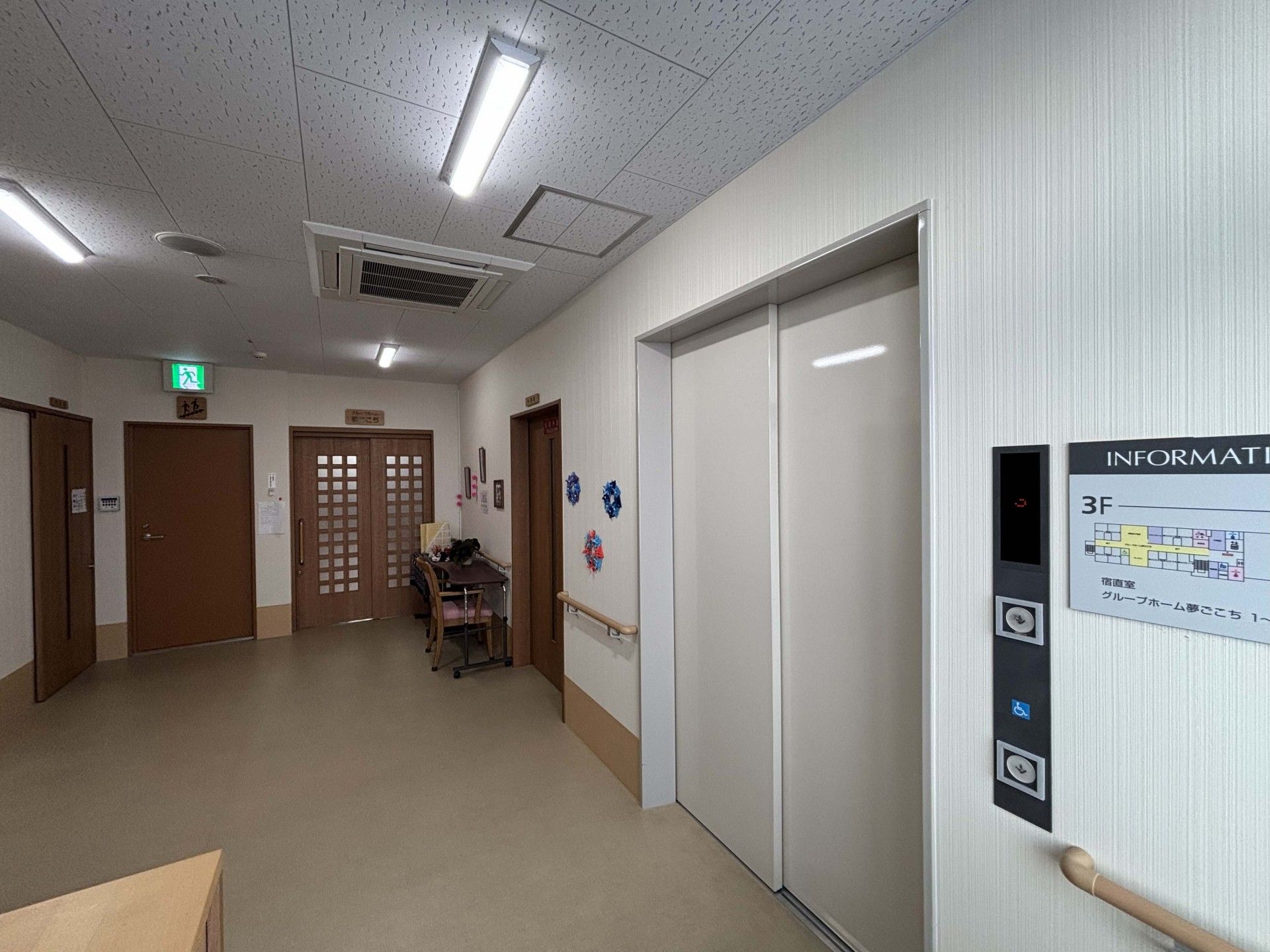 エレベーター前の廊下