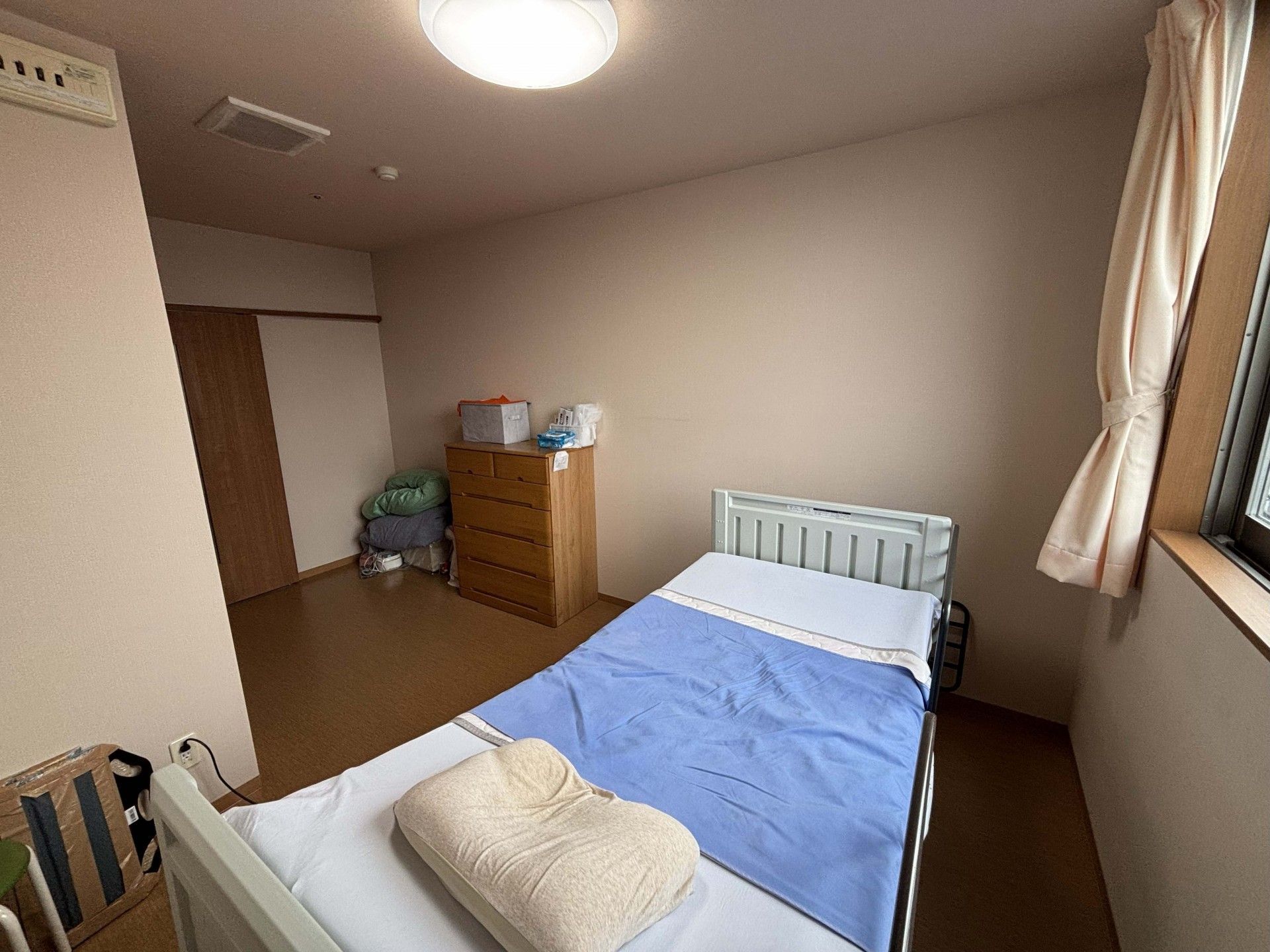 シンプルな個室の様子