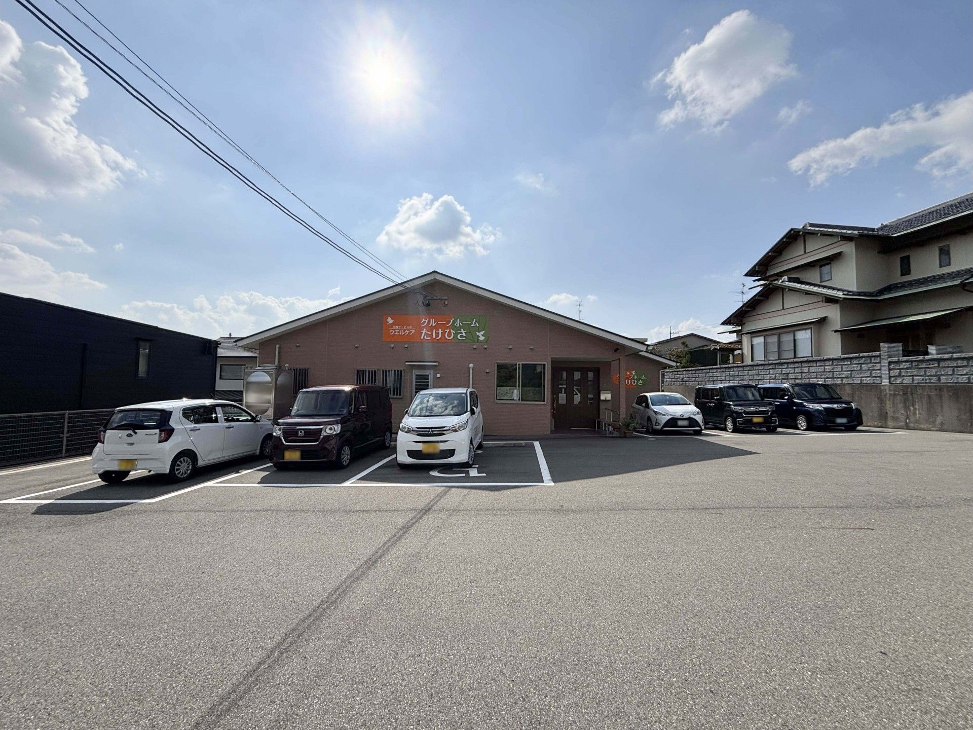 駐車場のある建物外観