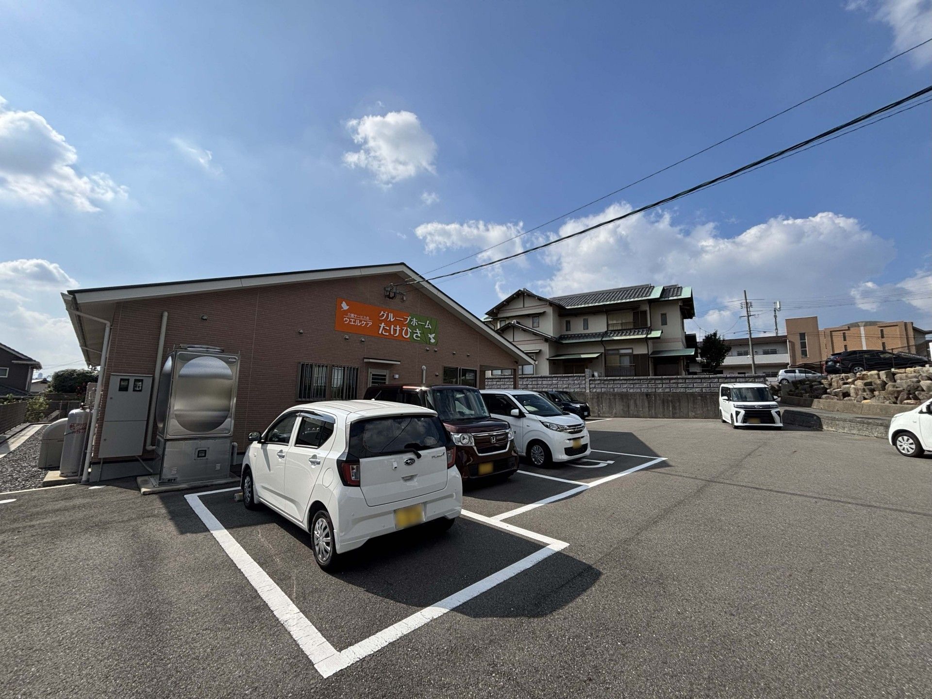 駐車場と建物の外観