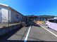 広々とした駐車場のある建物外観