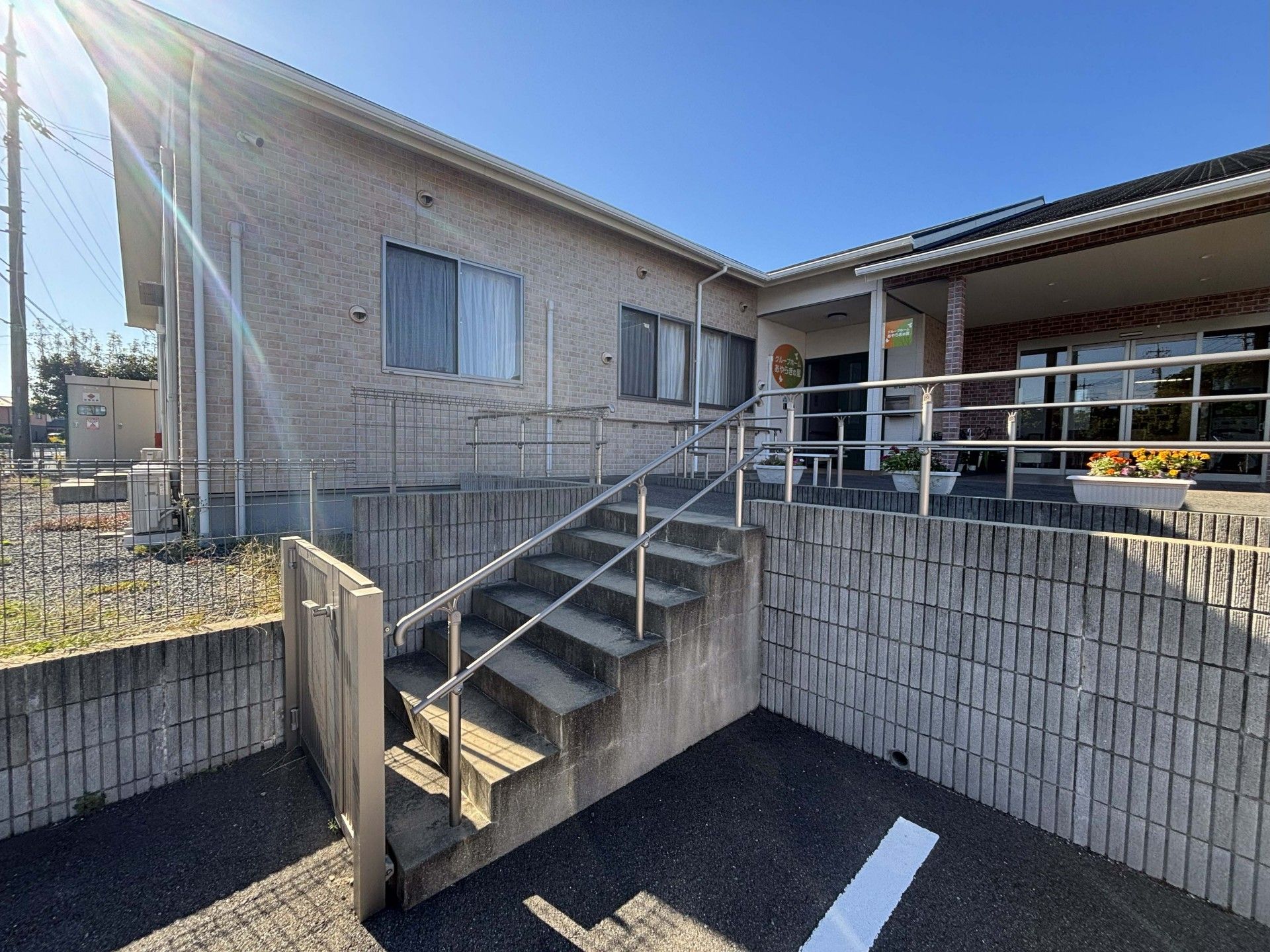 入口の階段と手すり