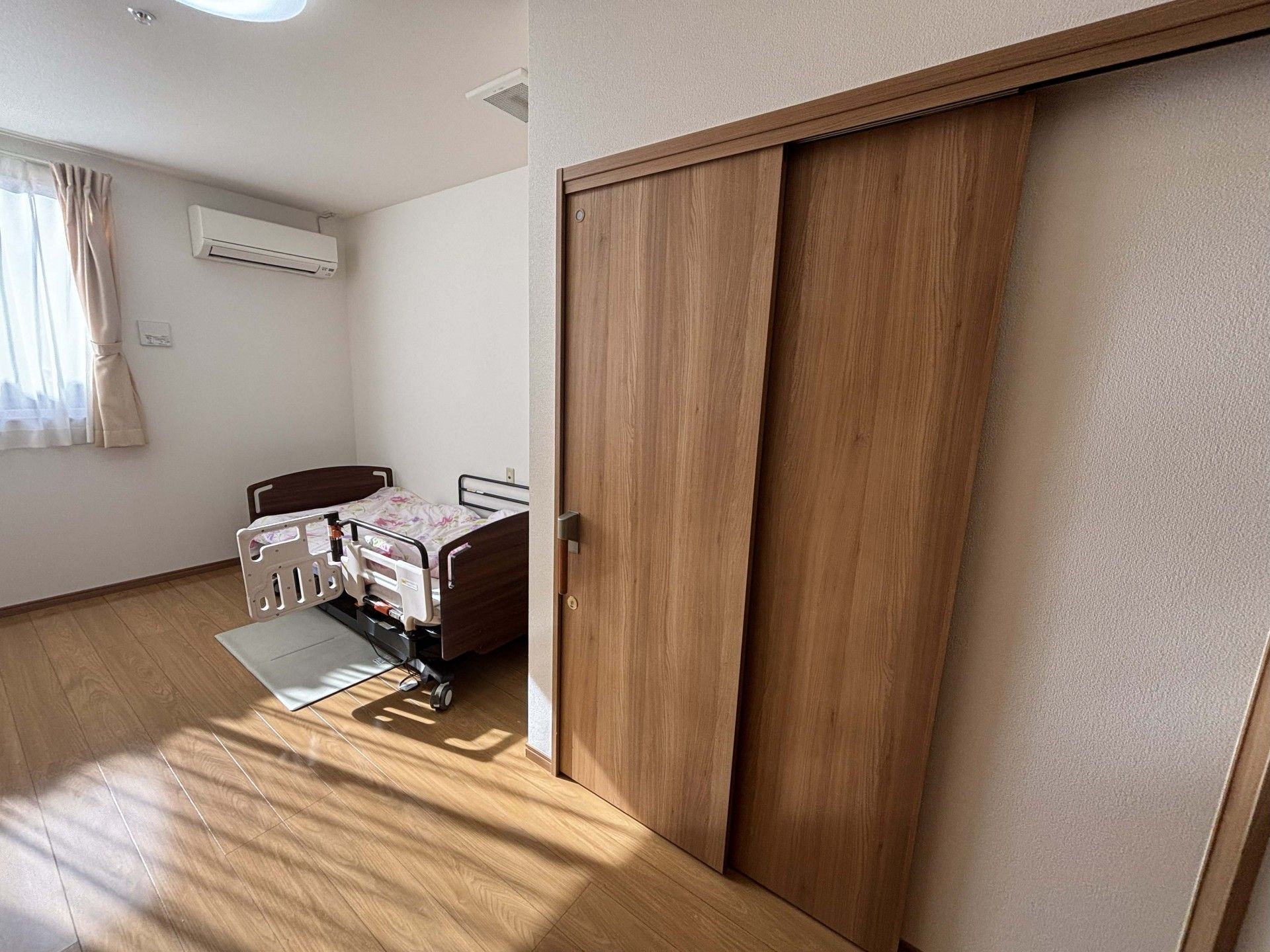 日差しが差し込む居室