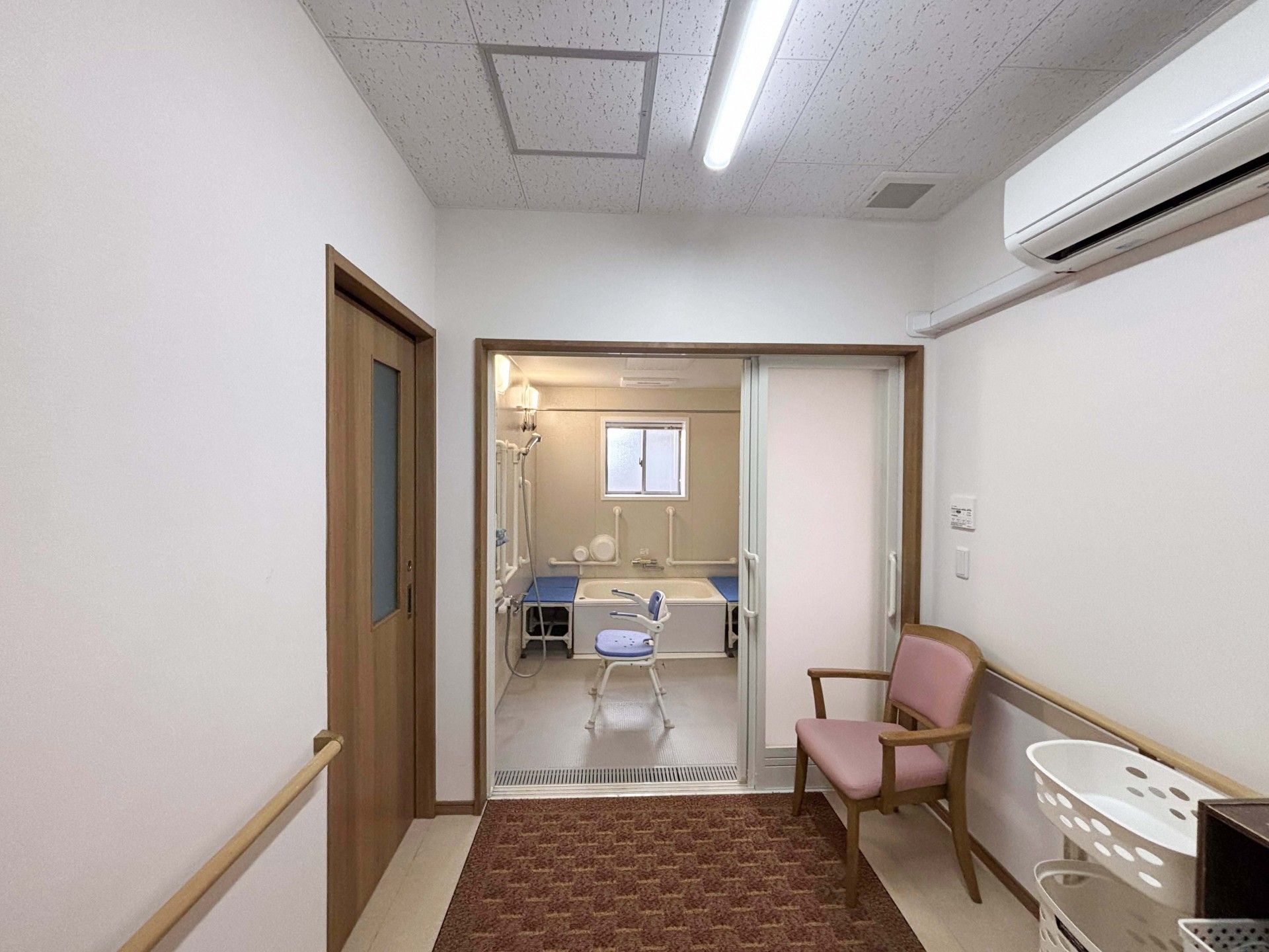 清潔な浴室の入り口