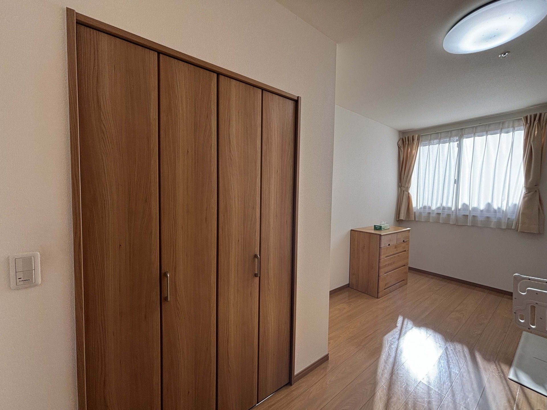 木製収納と窓のある部屋