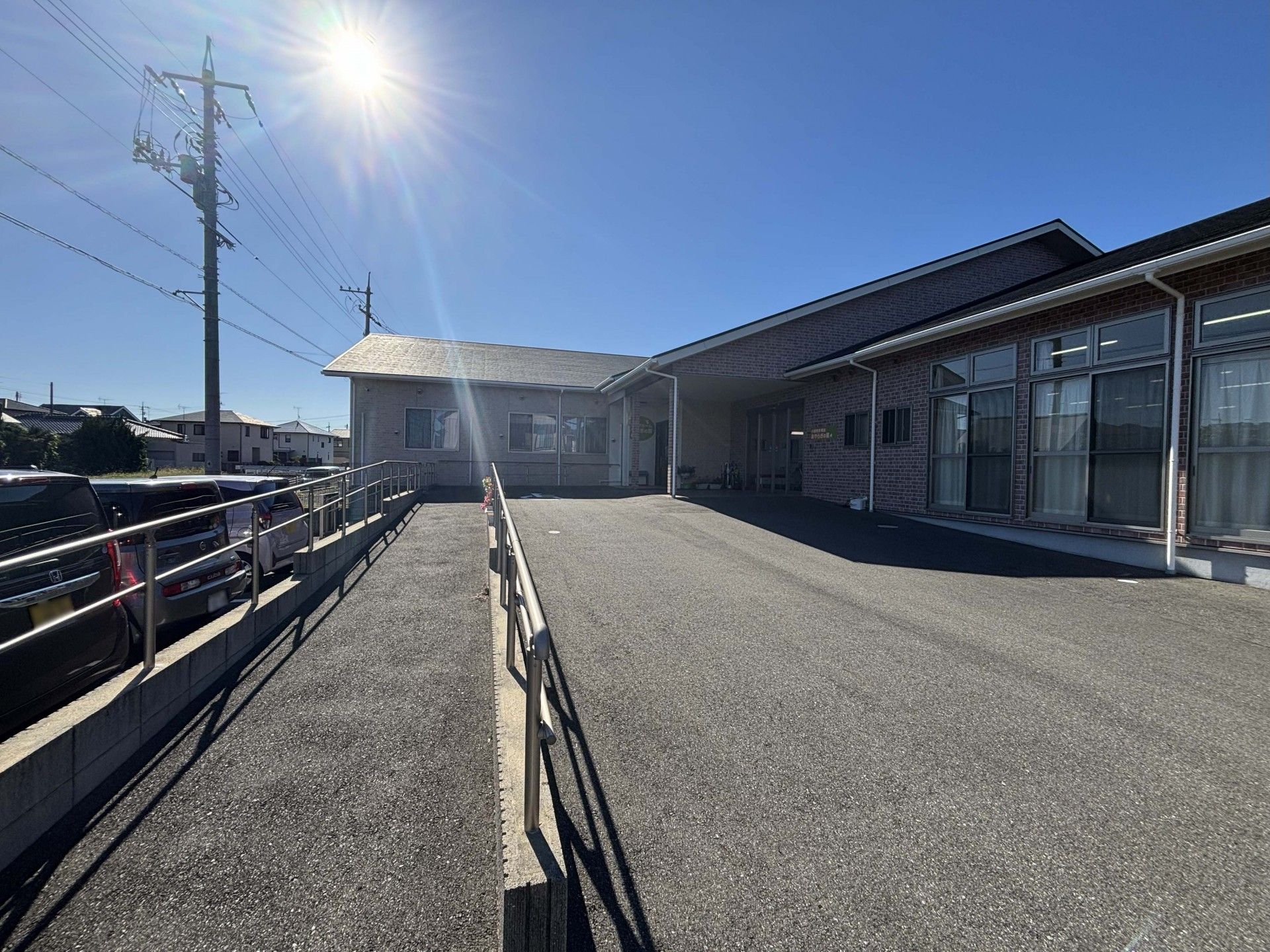 日差しが差し込む建物の外観