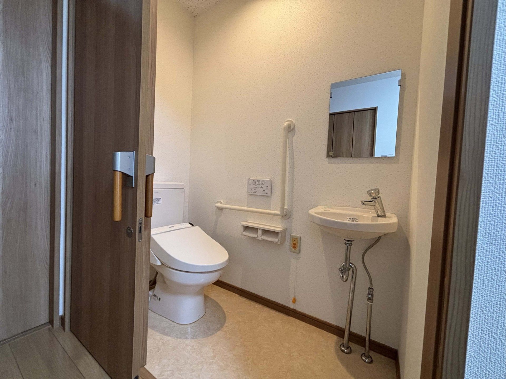 手すり付きのトイレ