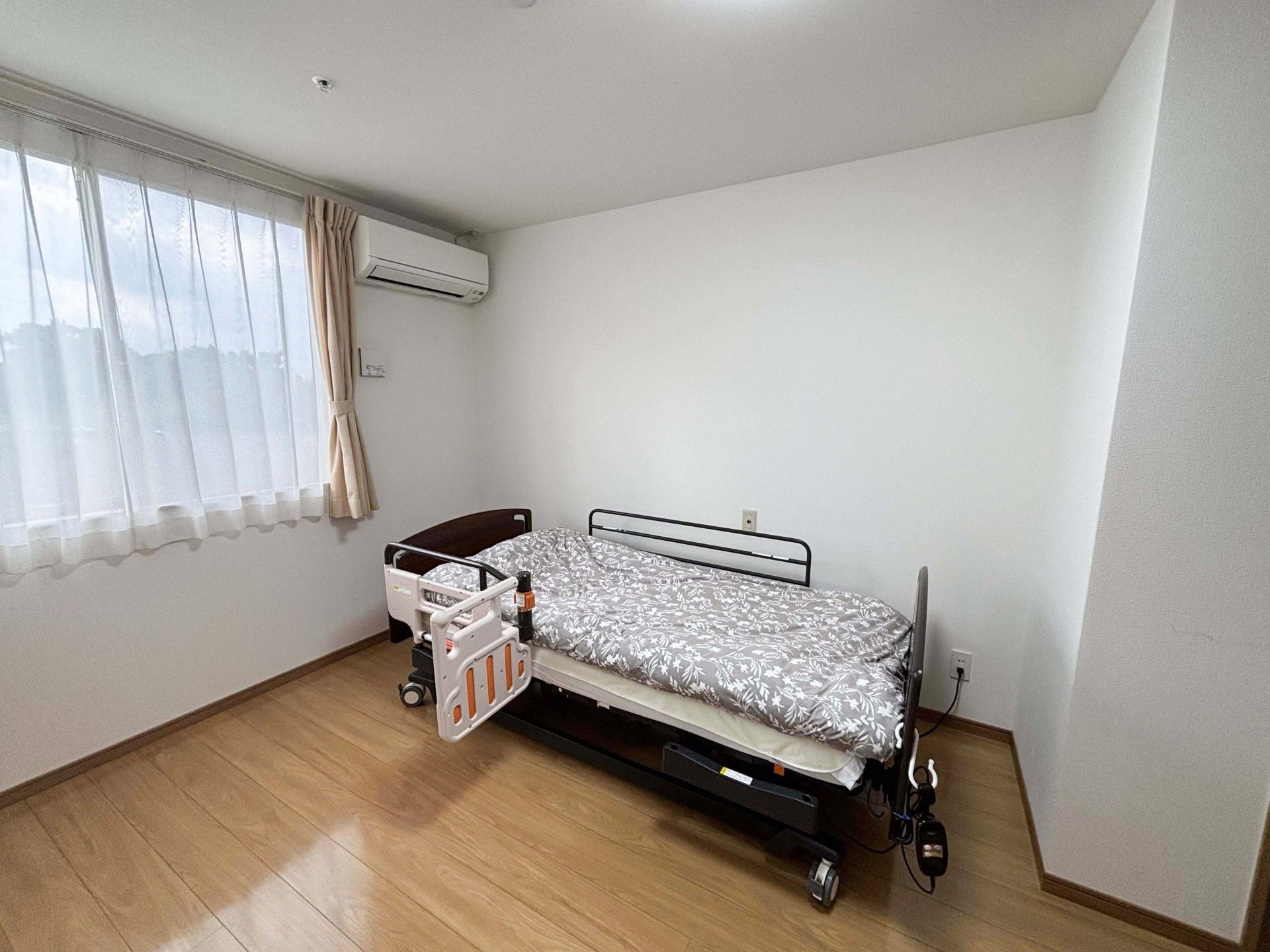 明るい個室のベッド