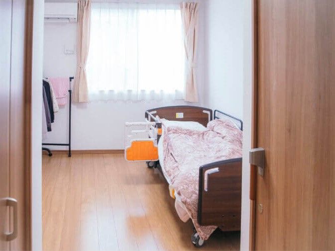 介護用ベッドと収納家具が置かれている個室