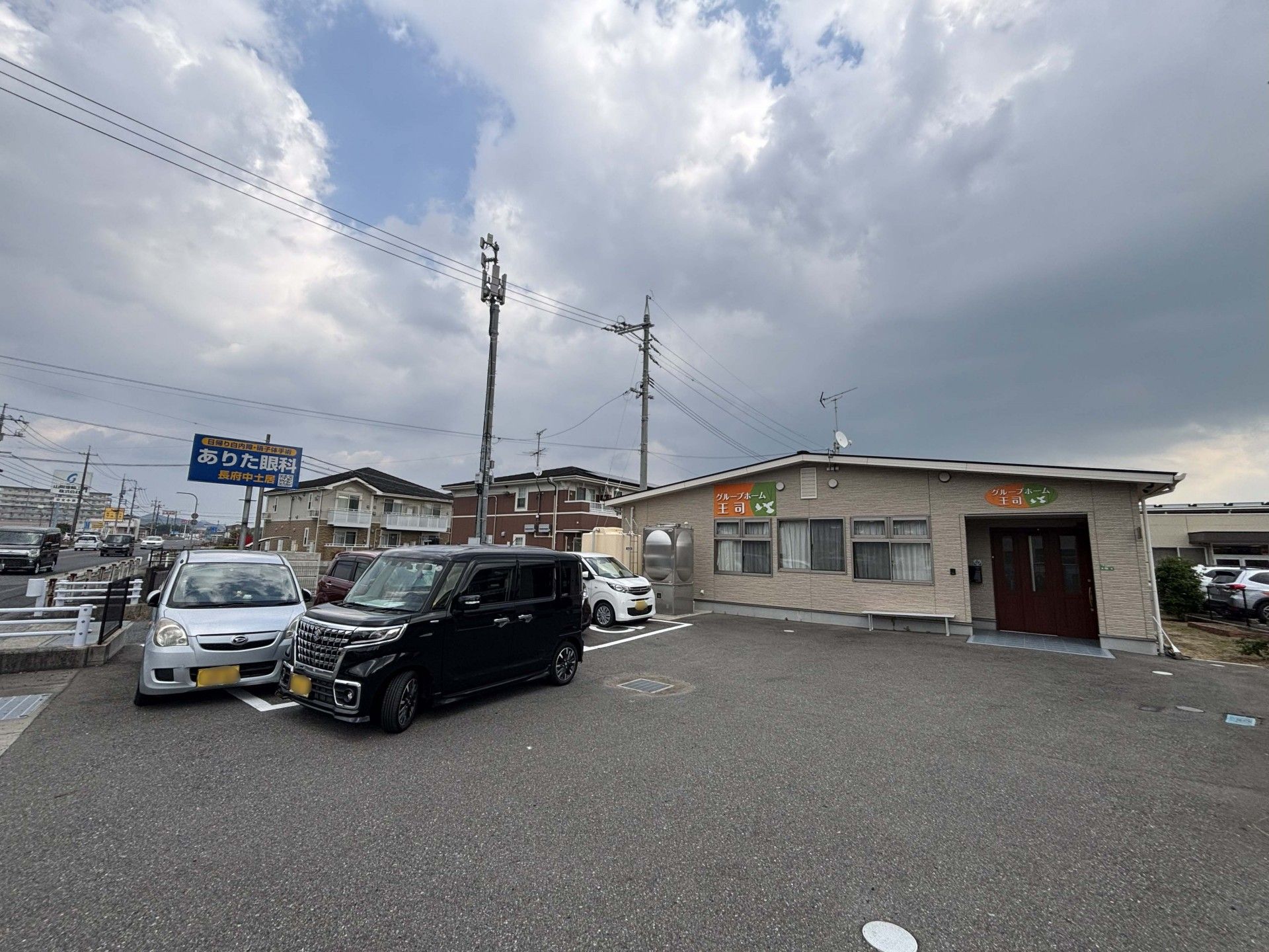 駐車場と建物の外観