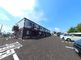 ゆったりとした駐車場のある建物