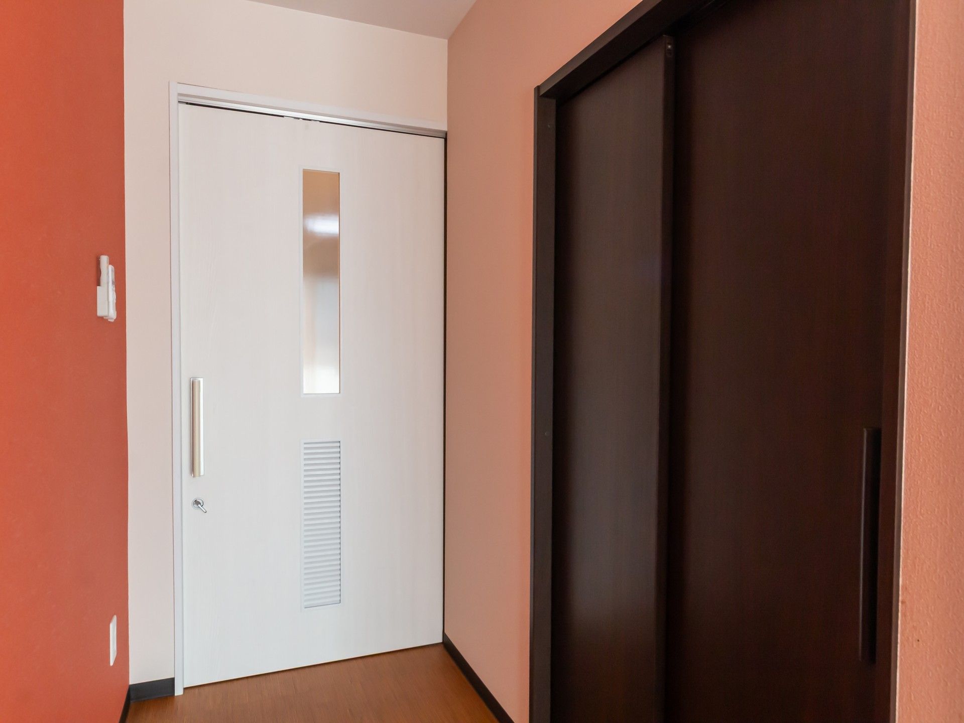 白いドアの廊下