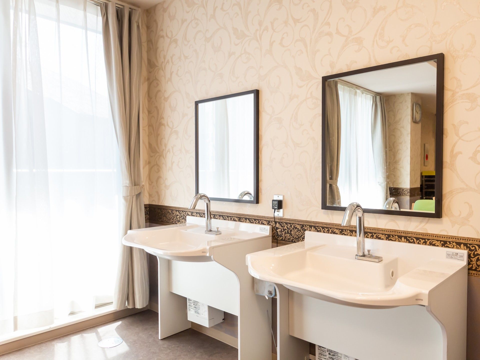 明るい洗面台の空間