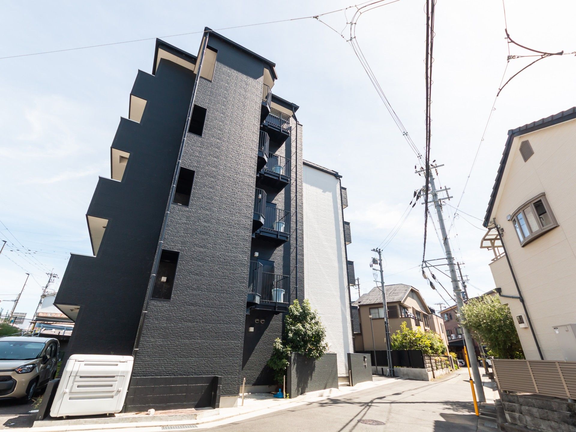 落ち着いた外観の建物