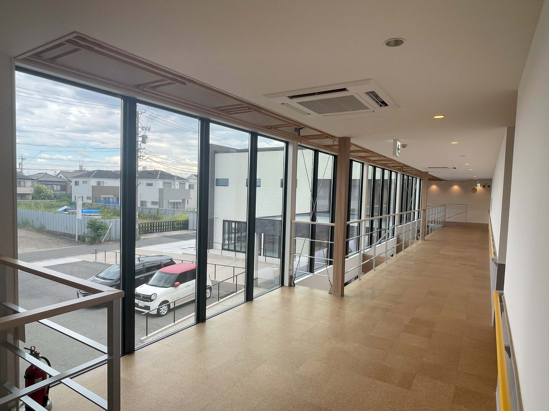 大きな窓がついた廊下