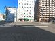 都市の角地にある建物