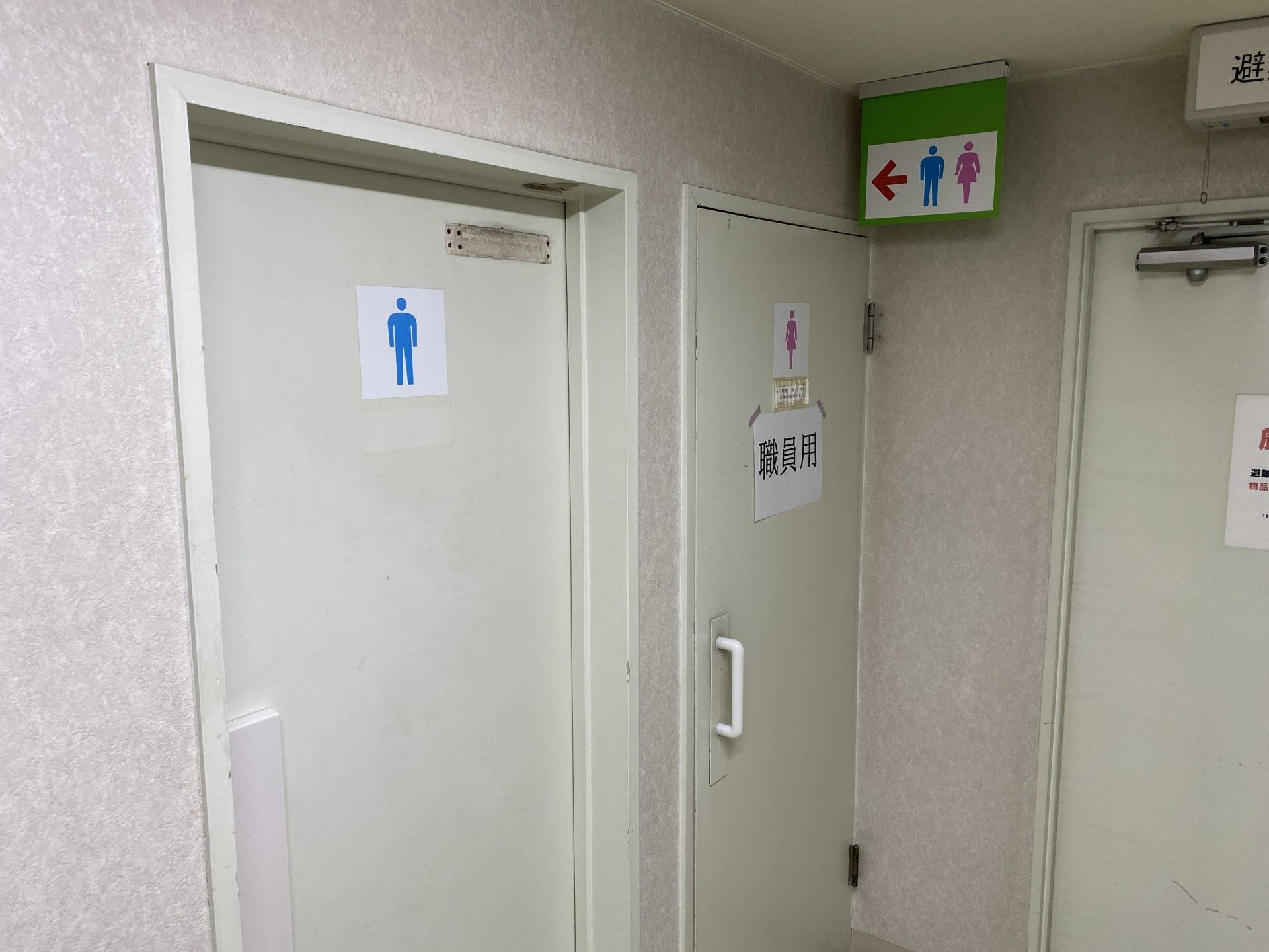男女別のトイレ入口
