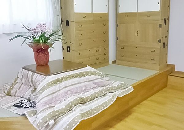 お部屋でくつろいでいるご入居者様
