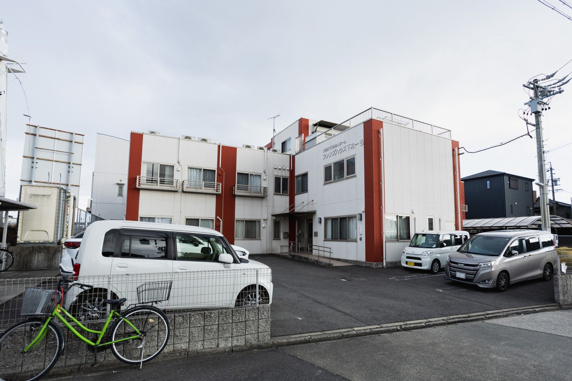 駐車場のある建物外観