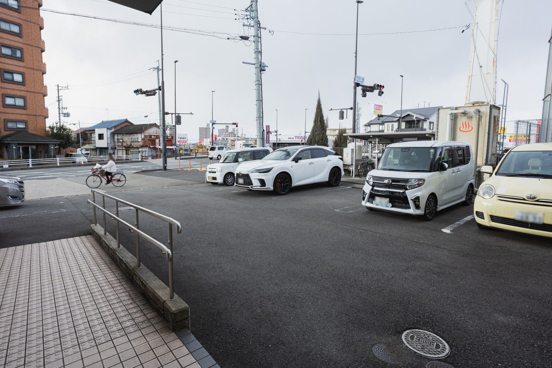 駐車場と周辺の様子