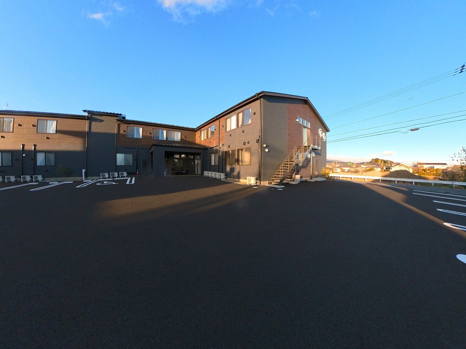 新しい居室を持つ施設外観