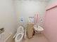 バリアフリー設計のトイレ空間