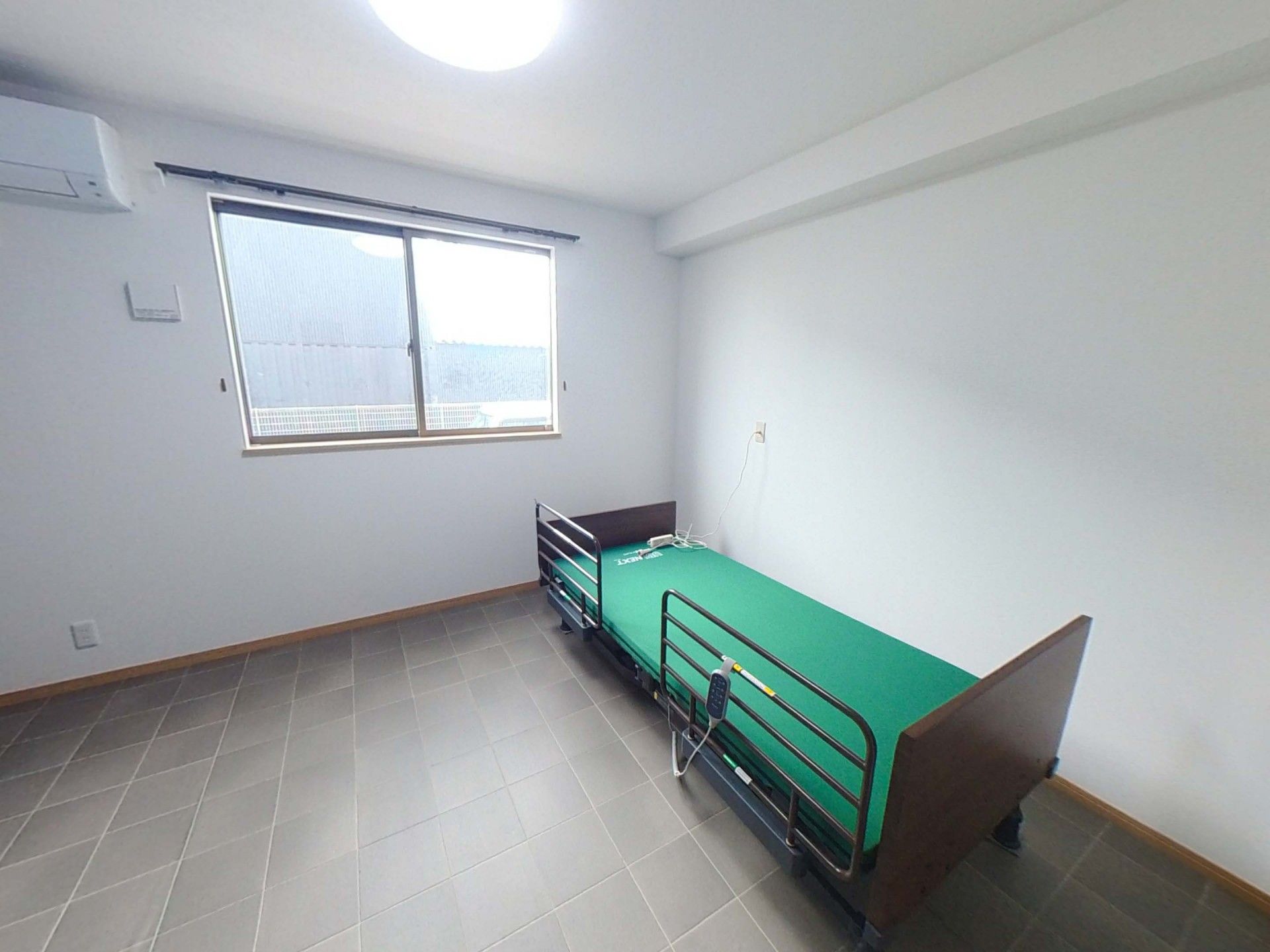 シンプルな個室のベッド