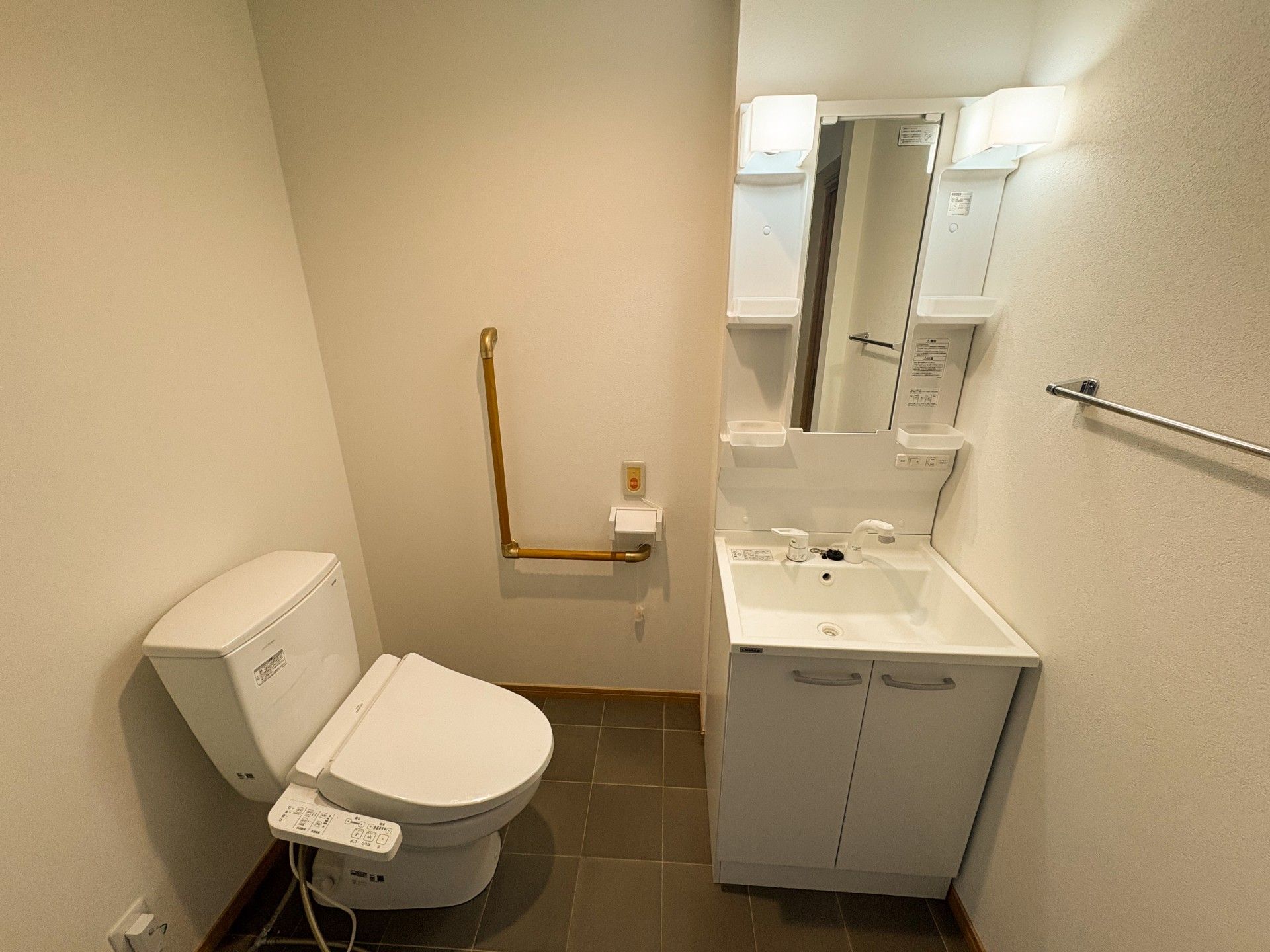 手すり付きのトイレ