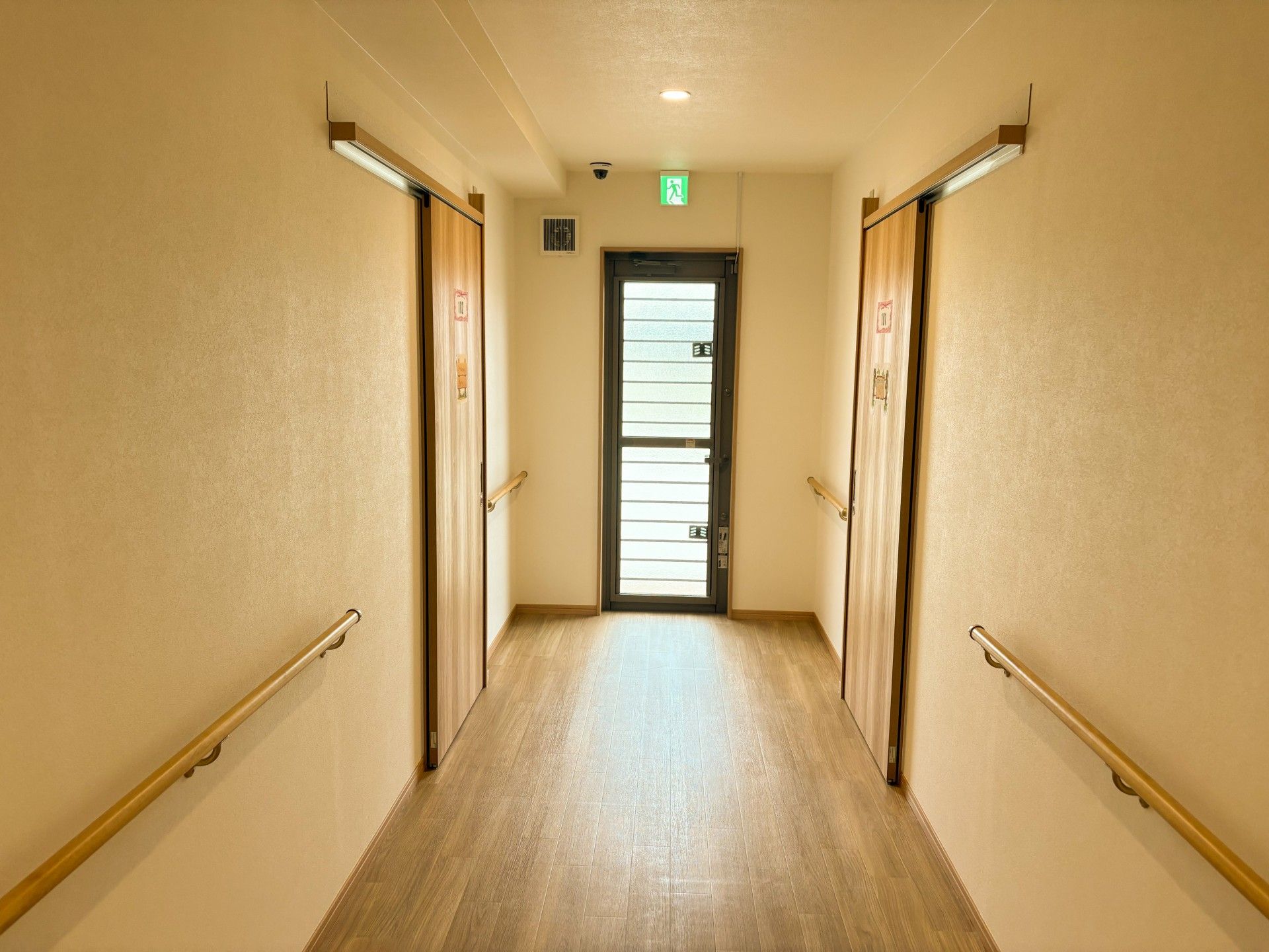 手すり付きの廊下