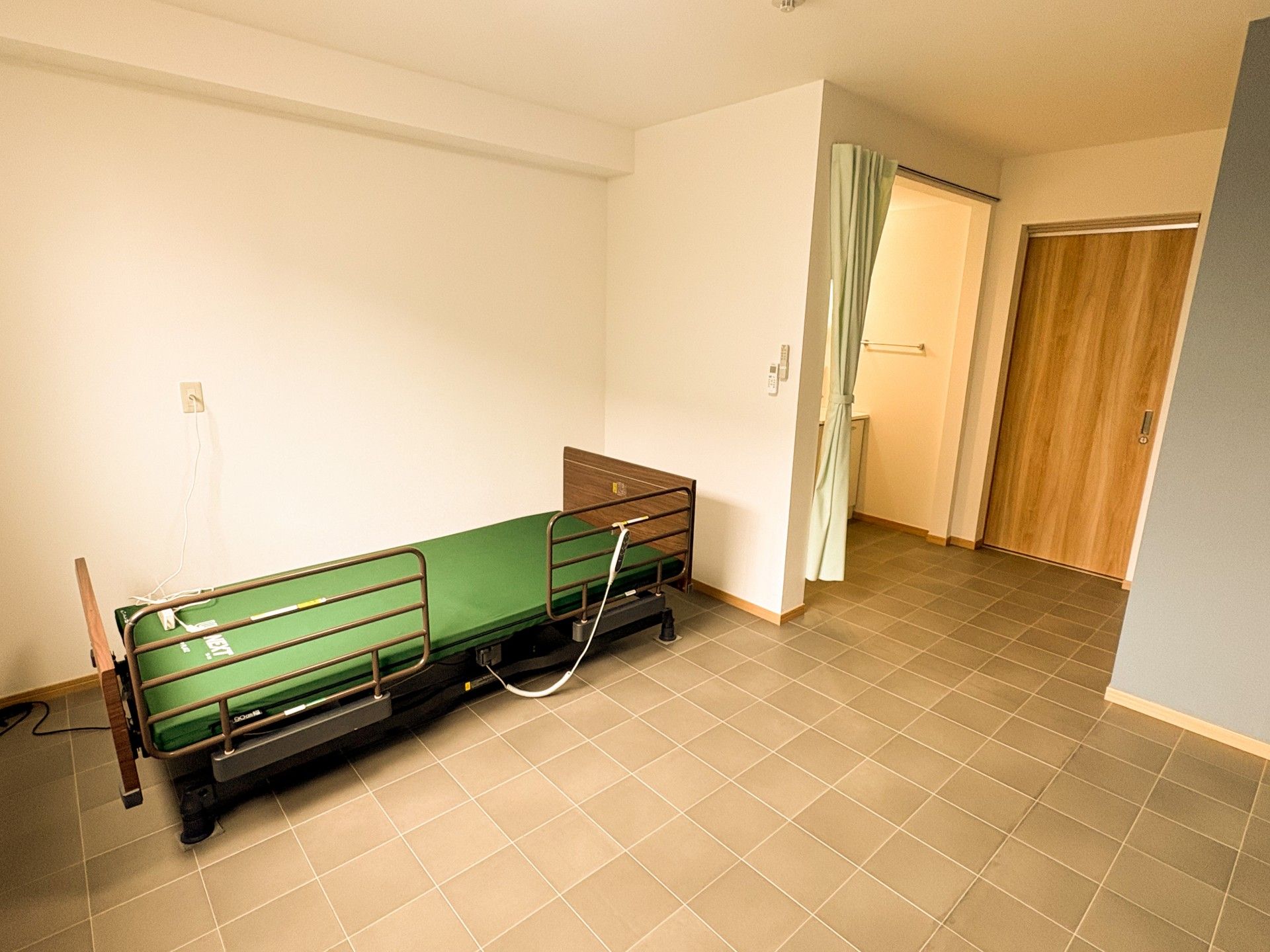 ベッドとカーテンのある部屋