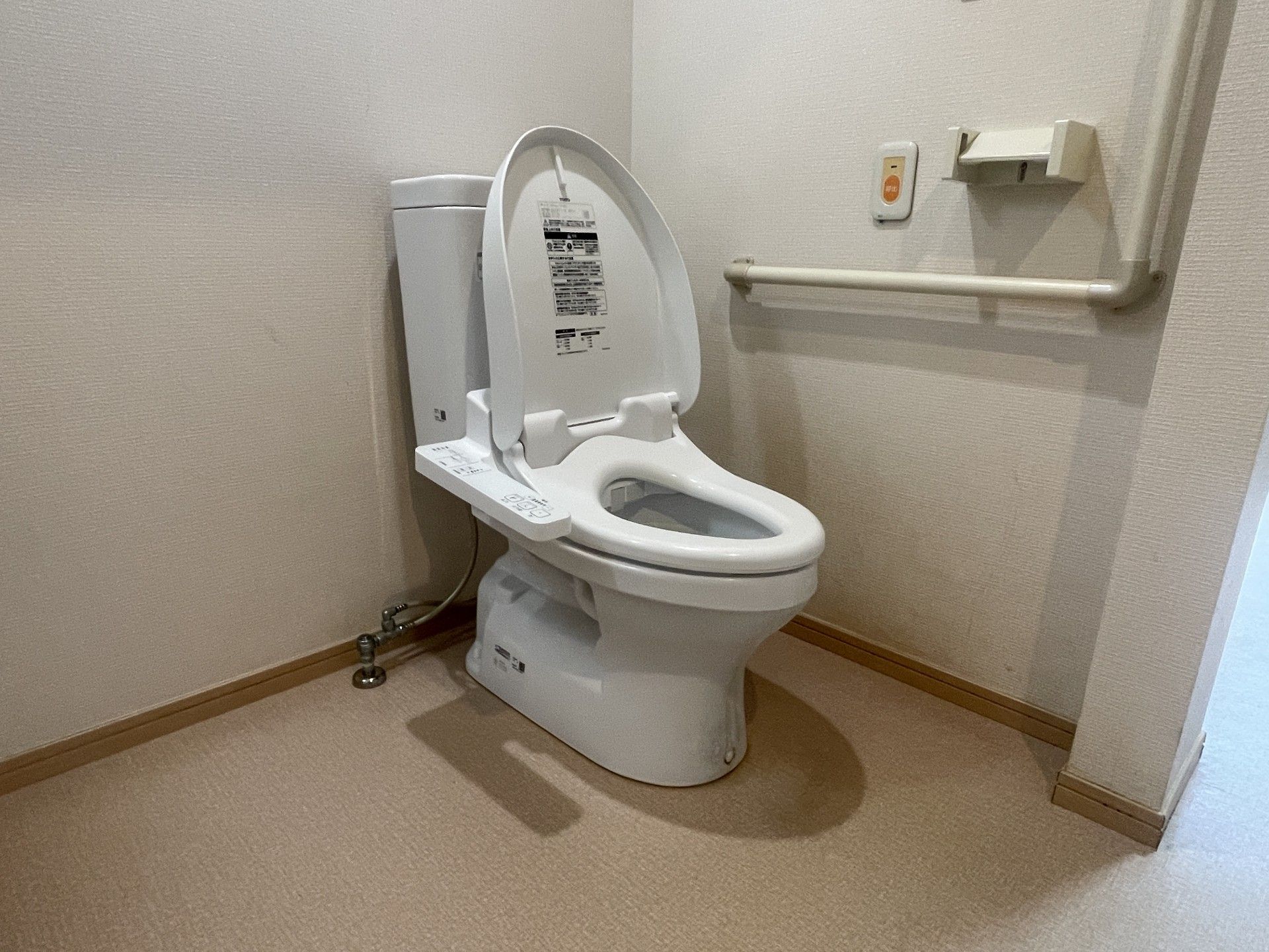 手すり付きのトイレ