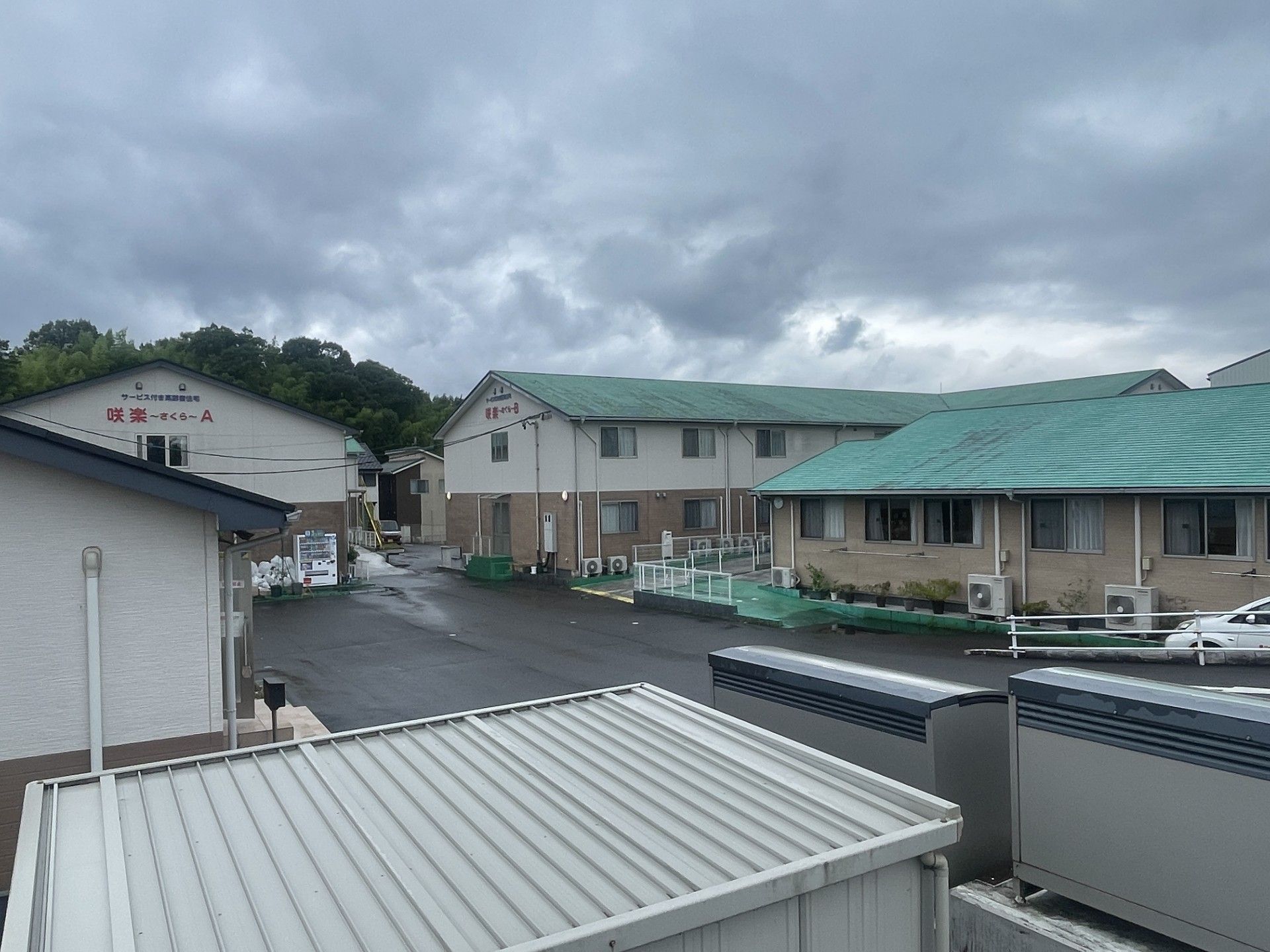 緑の屋根の建物群