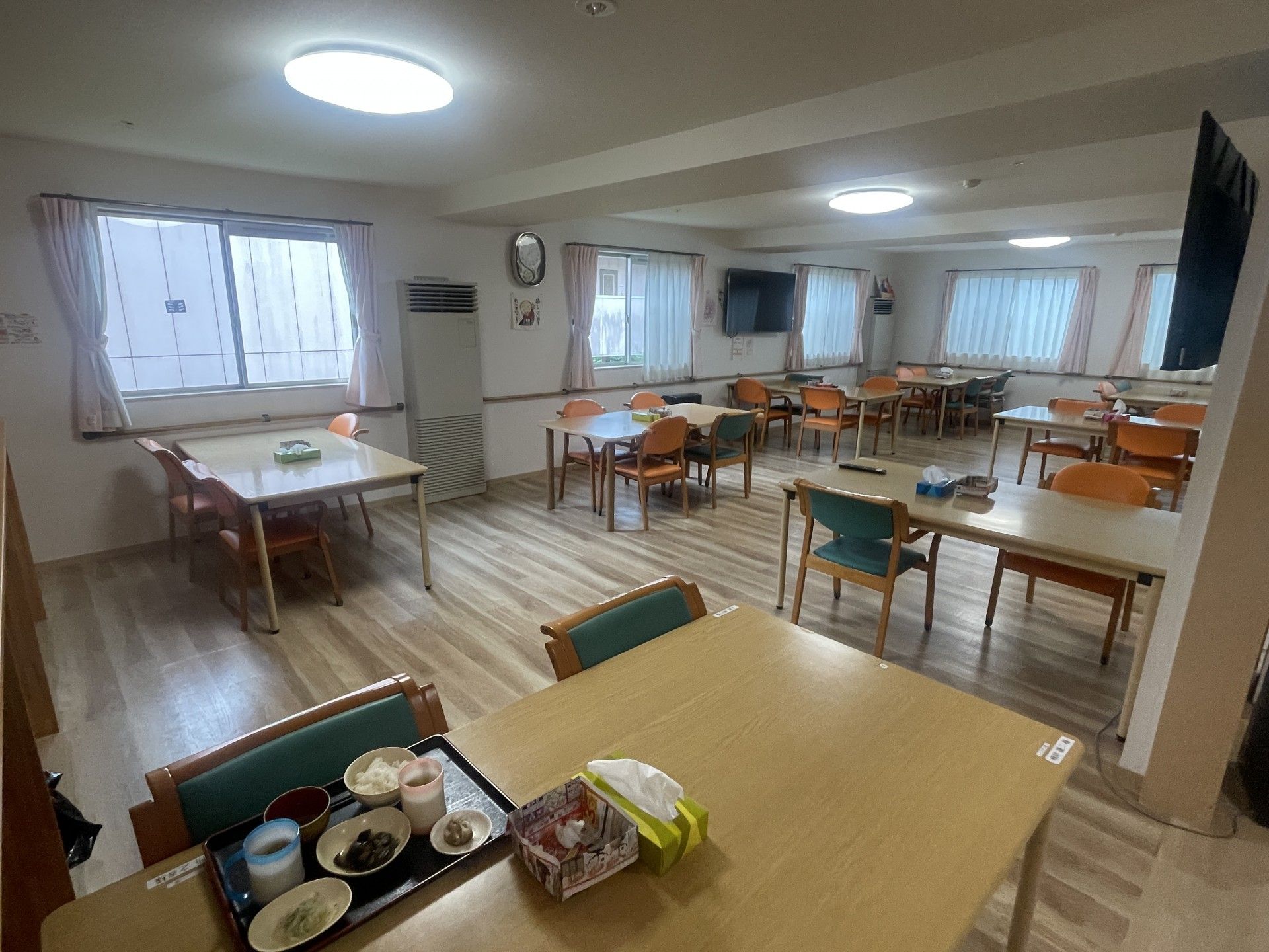 明るい食事スペース