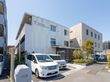 建物の外観と駐車場