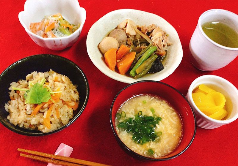 おかずとご飯と汁物