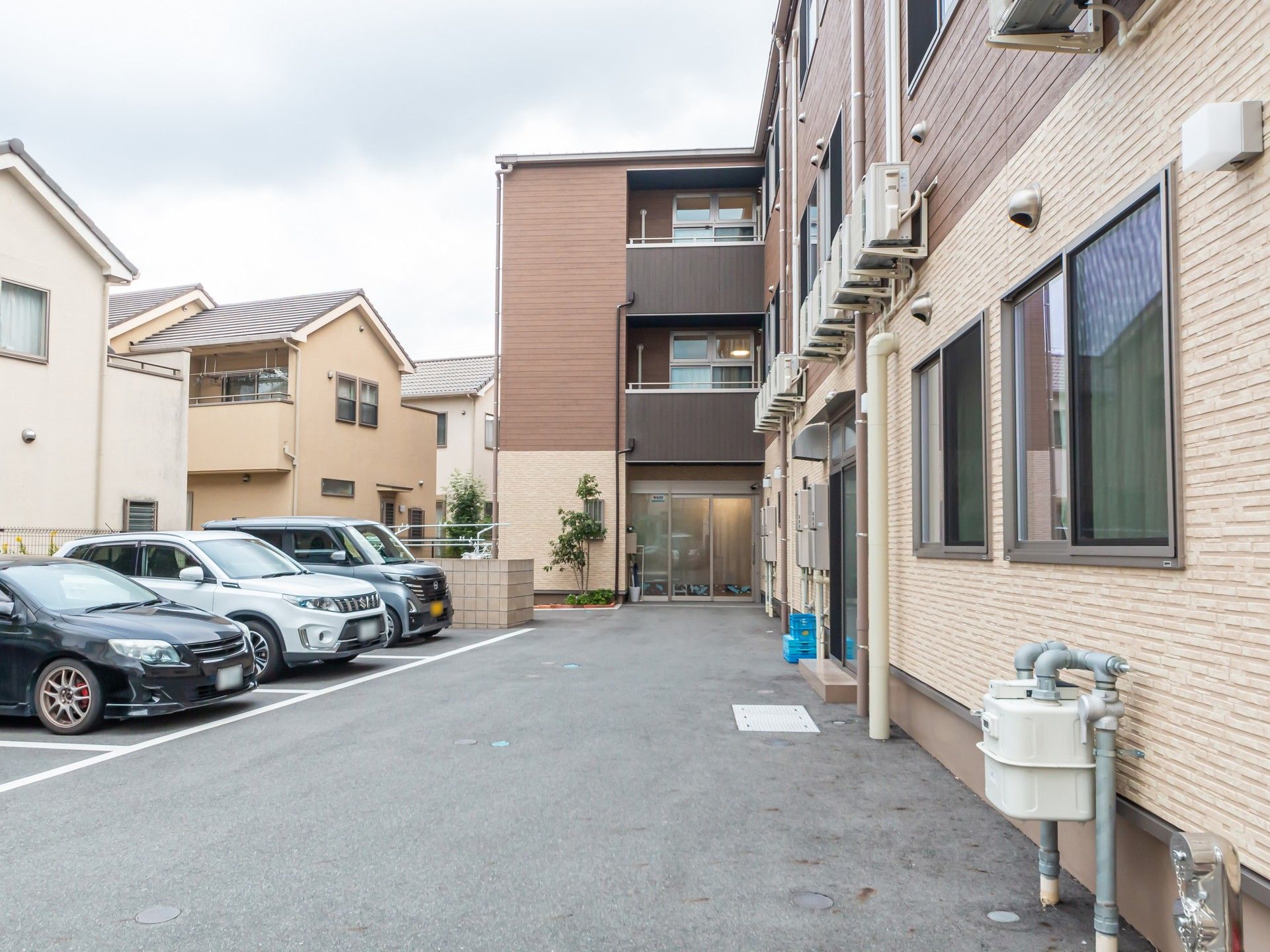 ゆったり駐車場のある建物