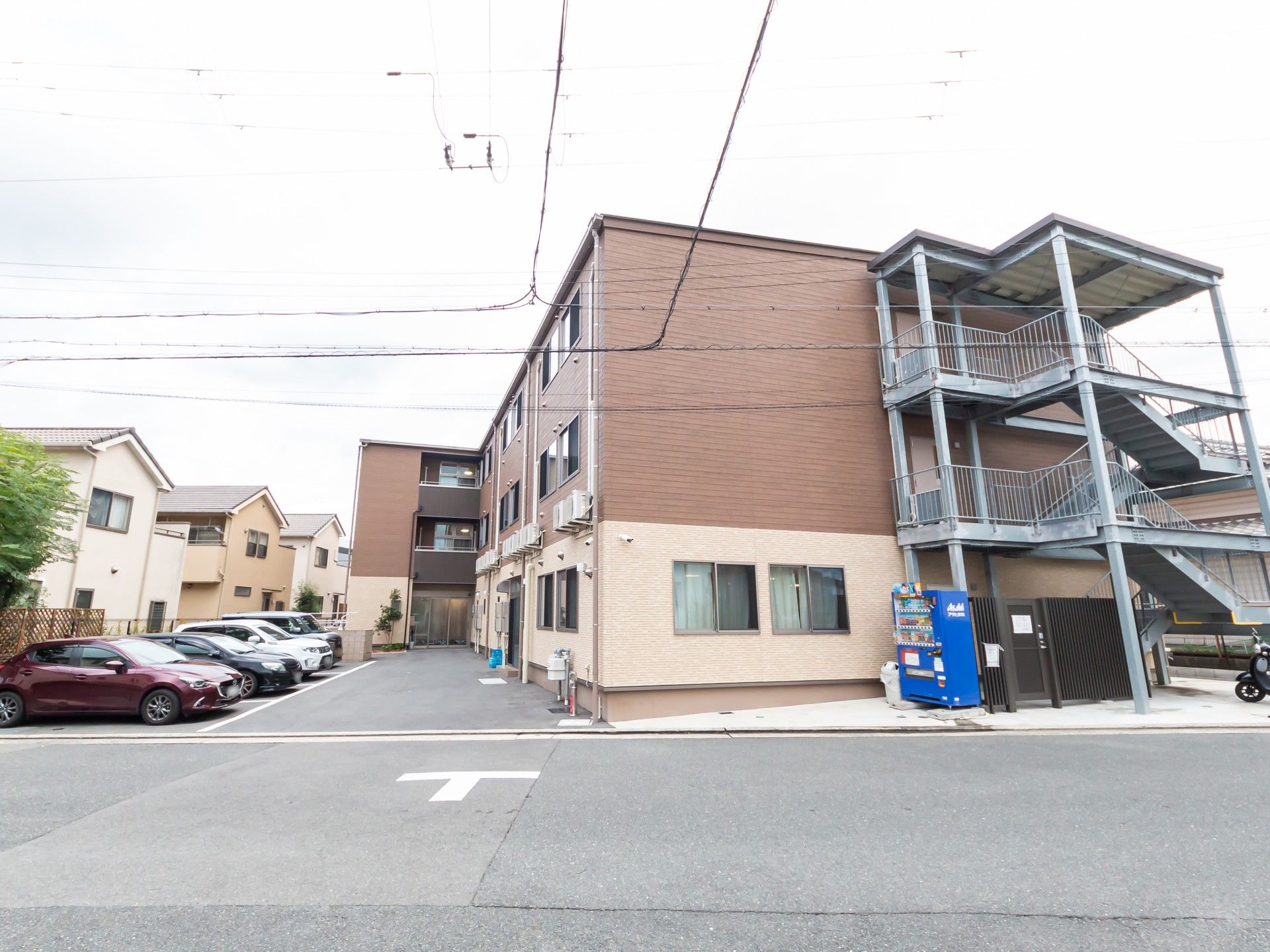 ゆったりとした外観の建物