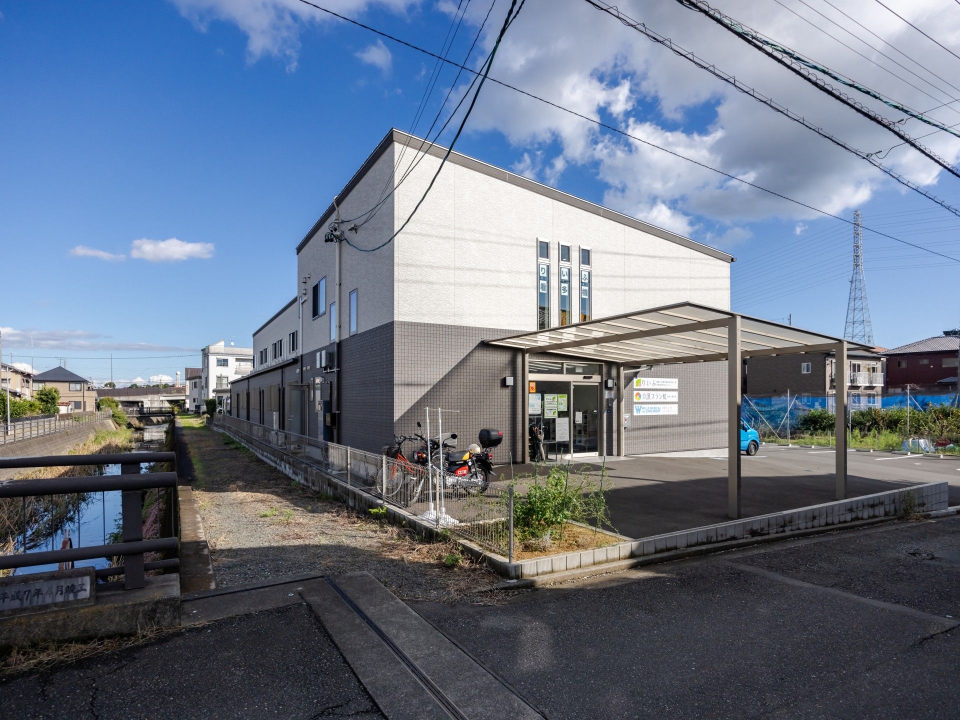 明るい外観の建物正面