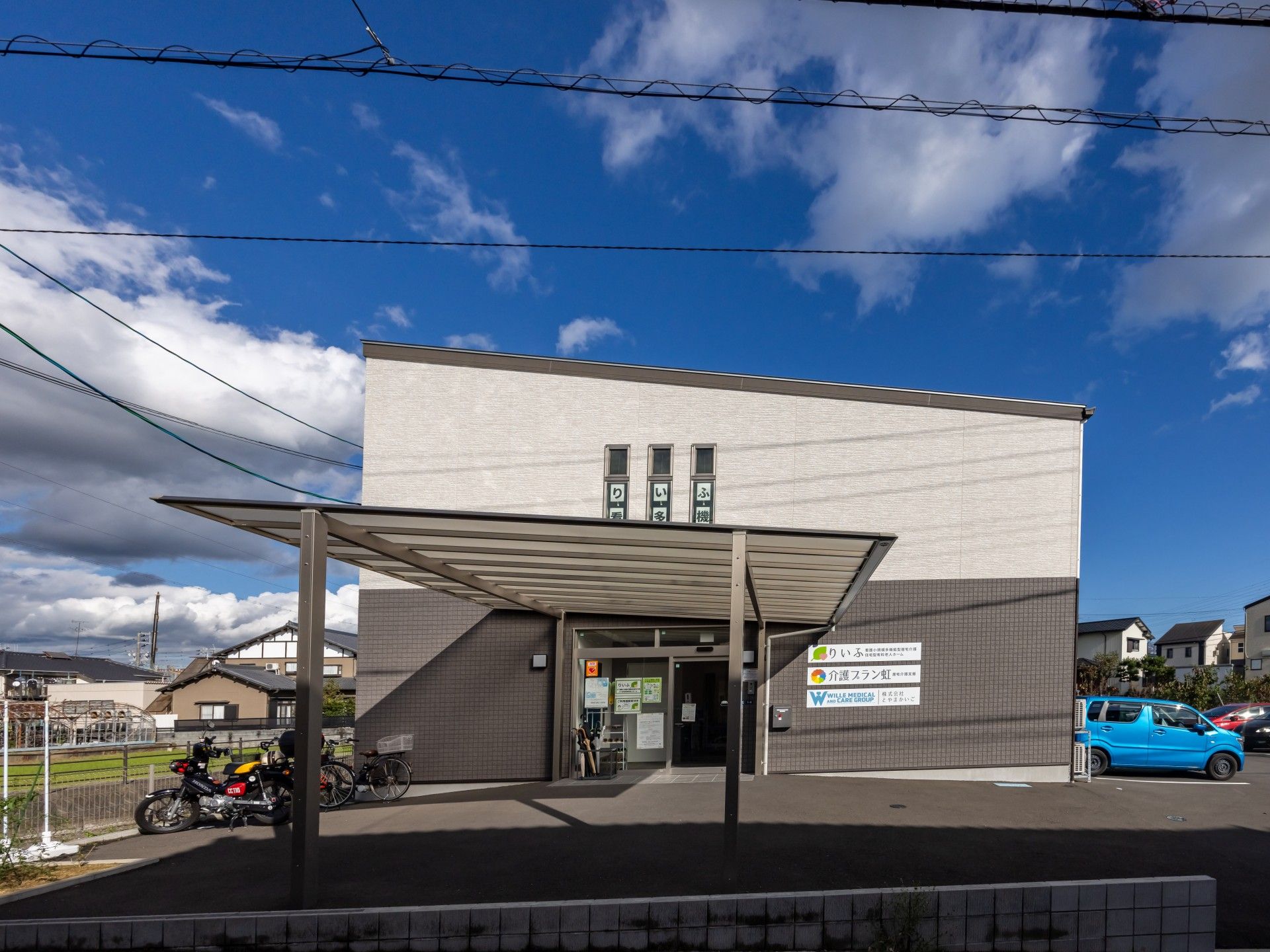 明るい外観の建物入口