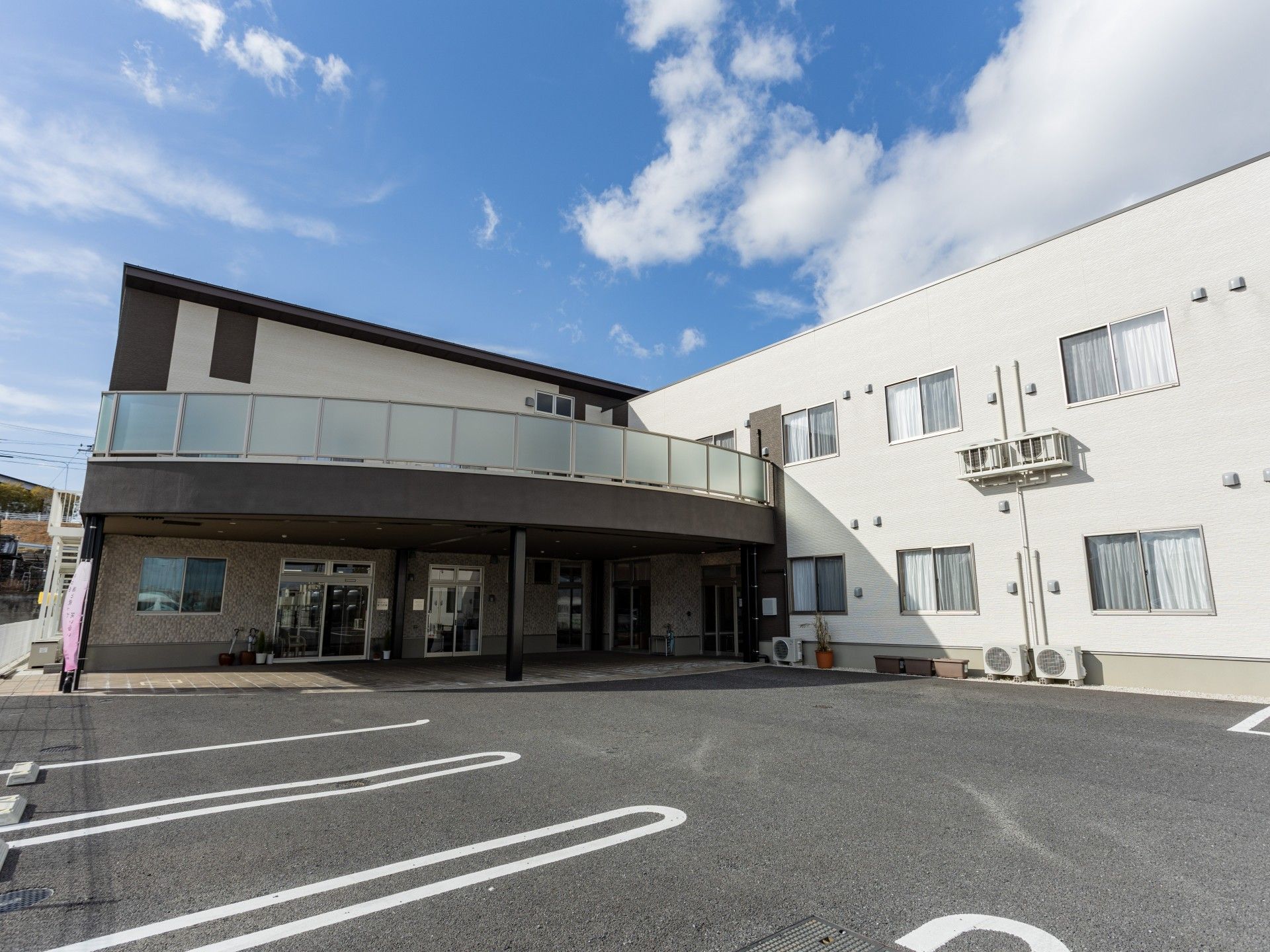 広い駐車場のある建物