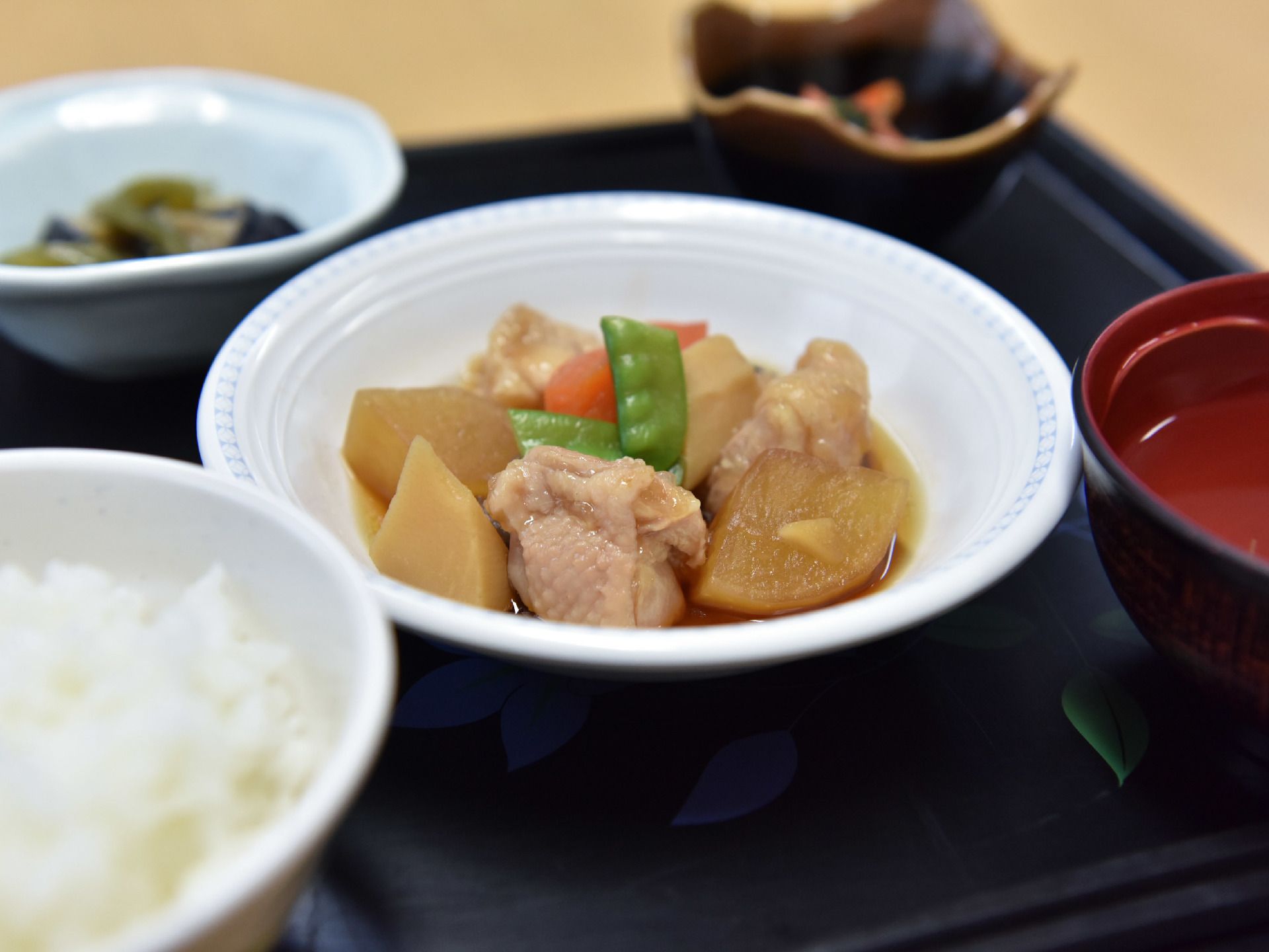 施設では栄養のバランスを考えられた食事が提供されている。肉じゃがにご飯と小鉢数品に味噌汁などが提供される。
