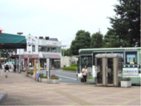 近隣には規模の大きい駅があり、交通の便が良い。ご家族やご友人など来訪者様をお迎えしやすい環境となっている。