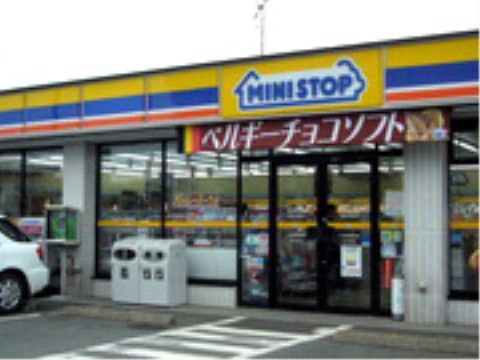 近隣にあるコンビニ。入り口は自動ドアになっていて、公衆電話が設置されている。日用品や食品などを手軽に揃えることができる。